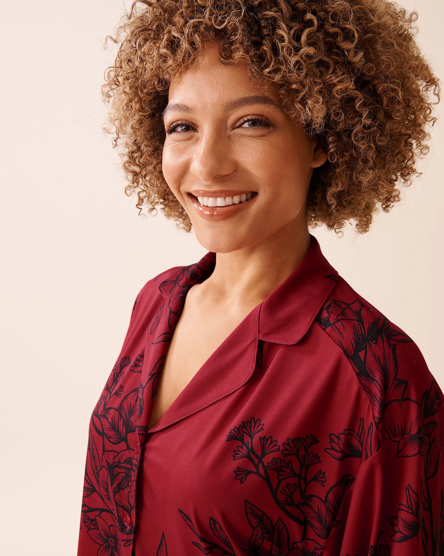 La Vie en Rose_Savvy Red Flowers_Crimson Bloom Recycled Fibers Lace Trim Button-Dow_60100166_P60419_03