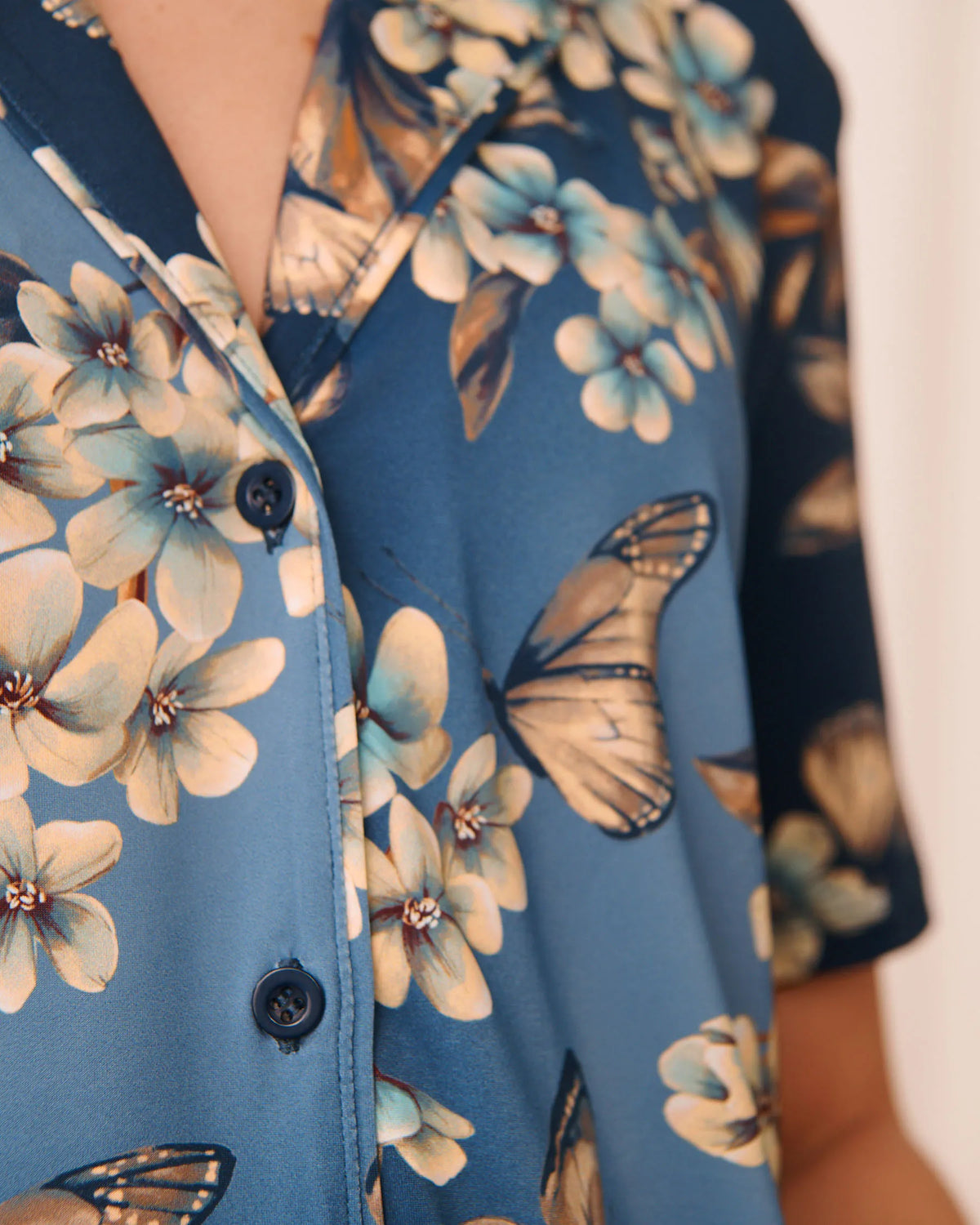 La Vie en Rose Butterfly Garden Women Short Sleeve Button-Down Shirt SKU: 60100200_P40613 Image 03