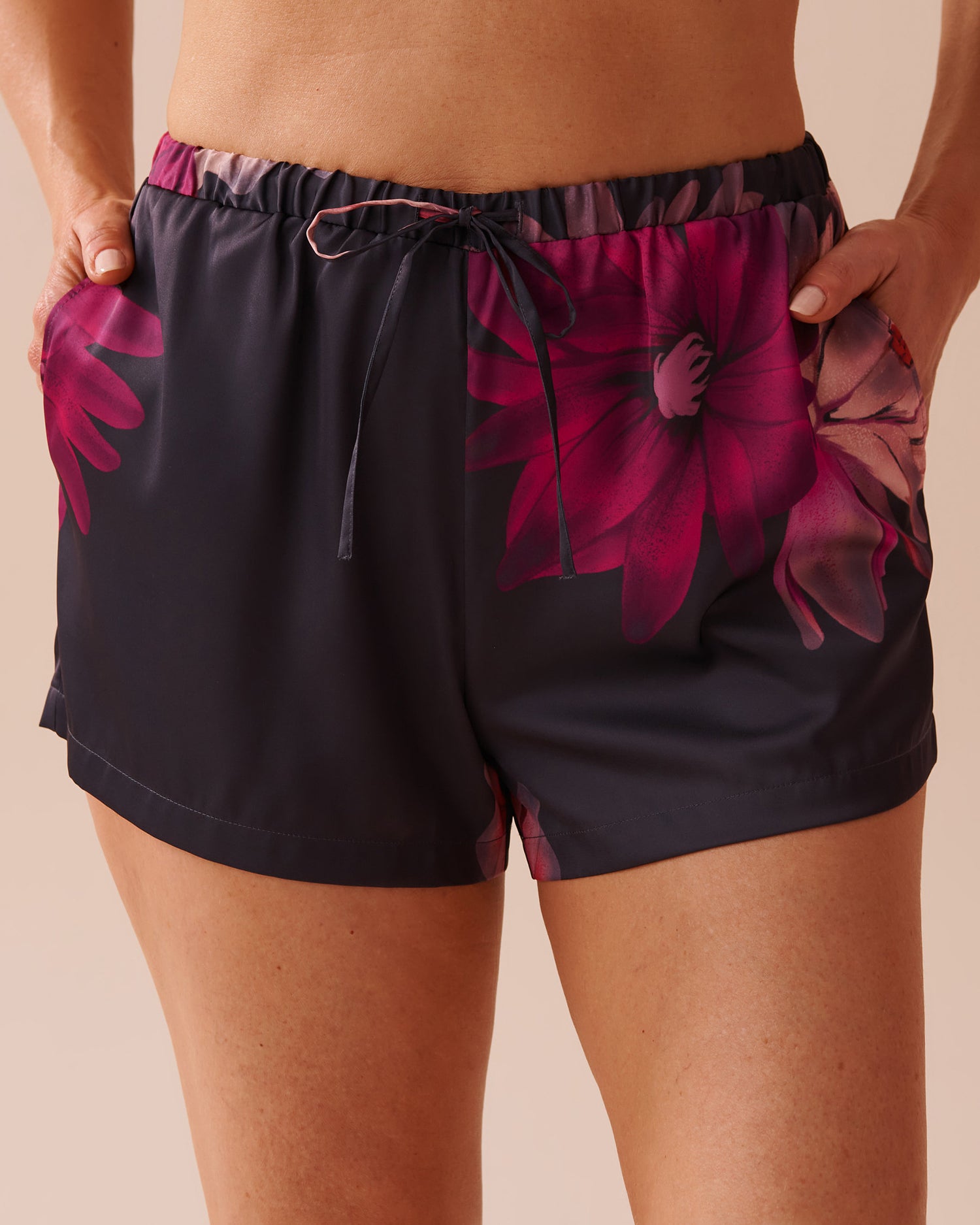 LUXURY EDITION Floral Print Satin Shorts_60200101_P00355_03