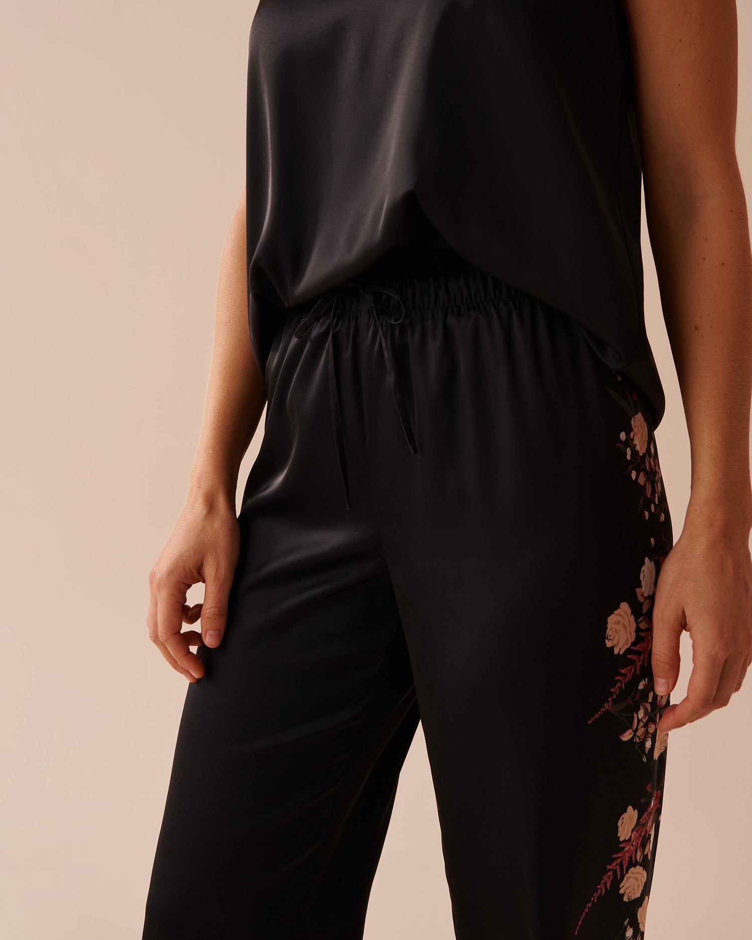 LUXURY EDITION Black Bouquet Satin Pants_60200103_P00357_04