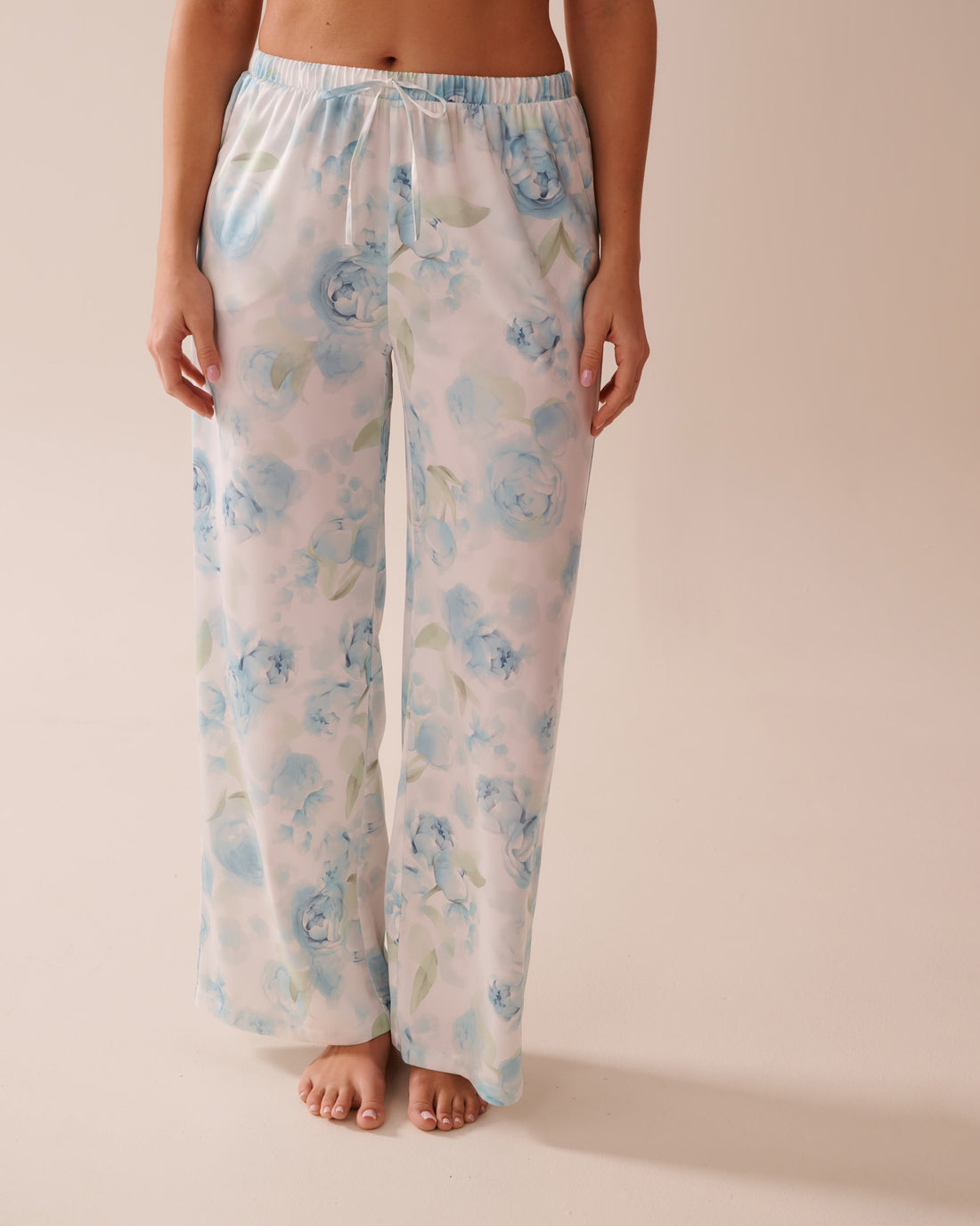La Vie en Rose_LUXURY EDITION Blue Rose Print Satin Pants_60200127_P10495_01