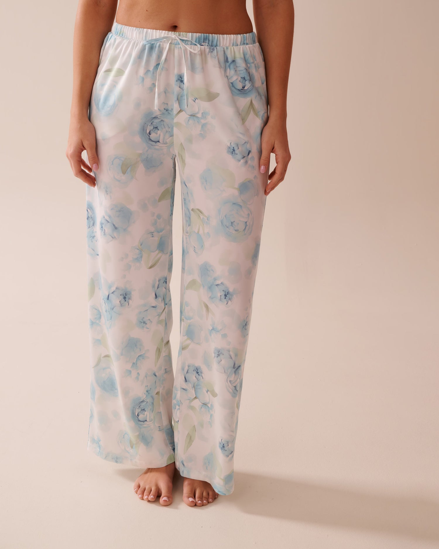La Vie en Rose_LUXURY EDITION Blue Rose Print Satin Pants_60200127_P10495_01