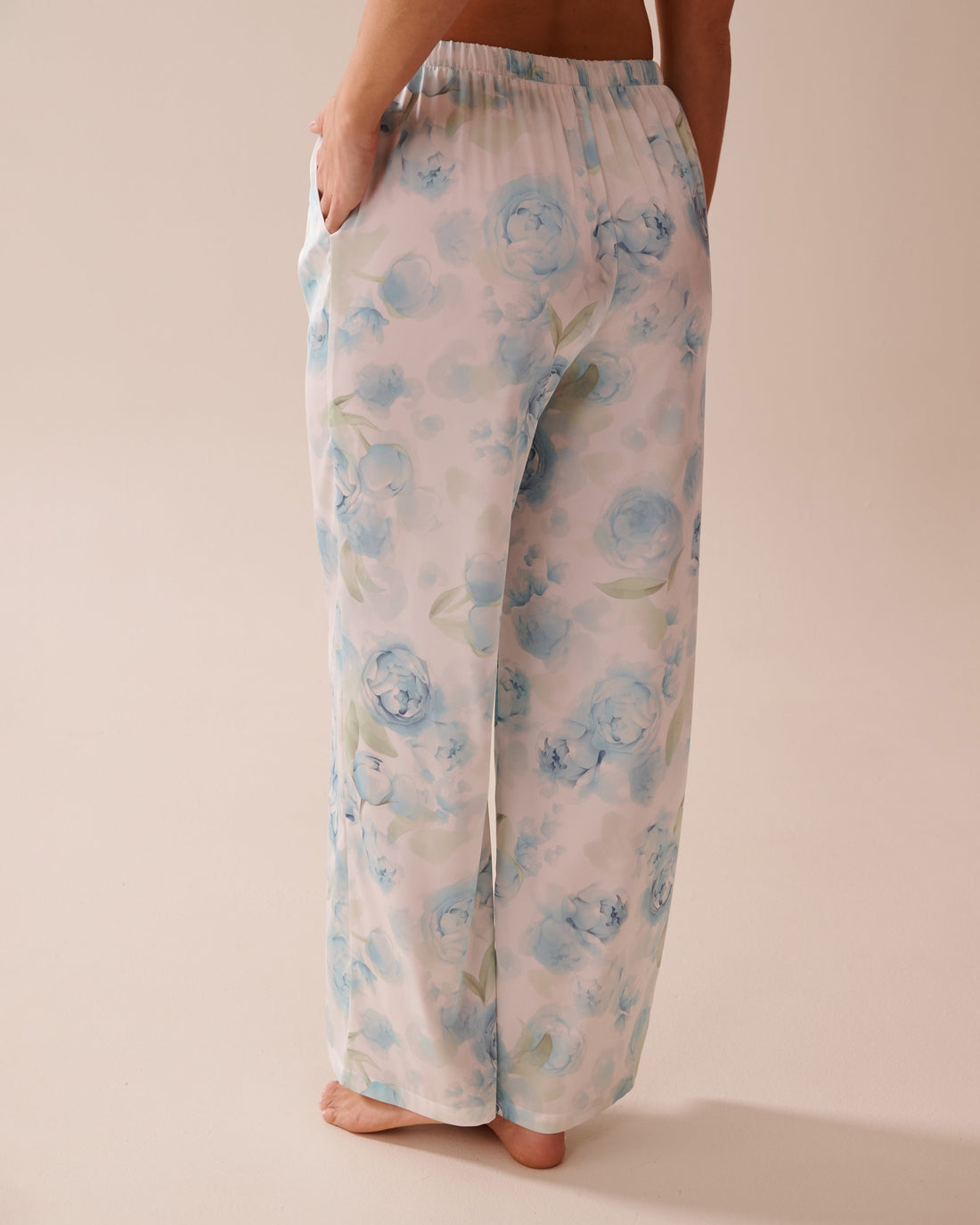 La Vie en Rose_LUXURY EDITION Blue Rose Print Satin Pants_60200127_P10495_02