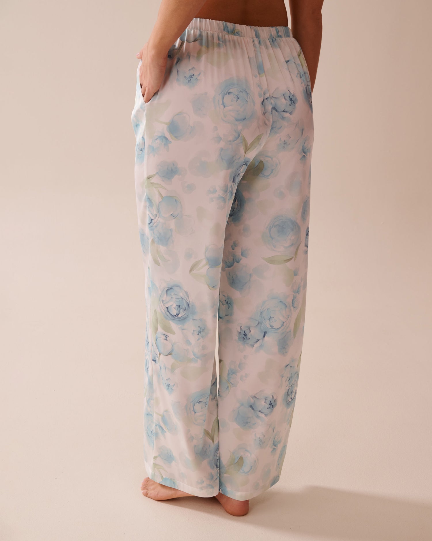 La Vie en Rose_LUXURY EDITION Blue Rose Print Satin Pants_60200127_P10495_02