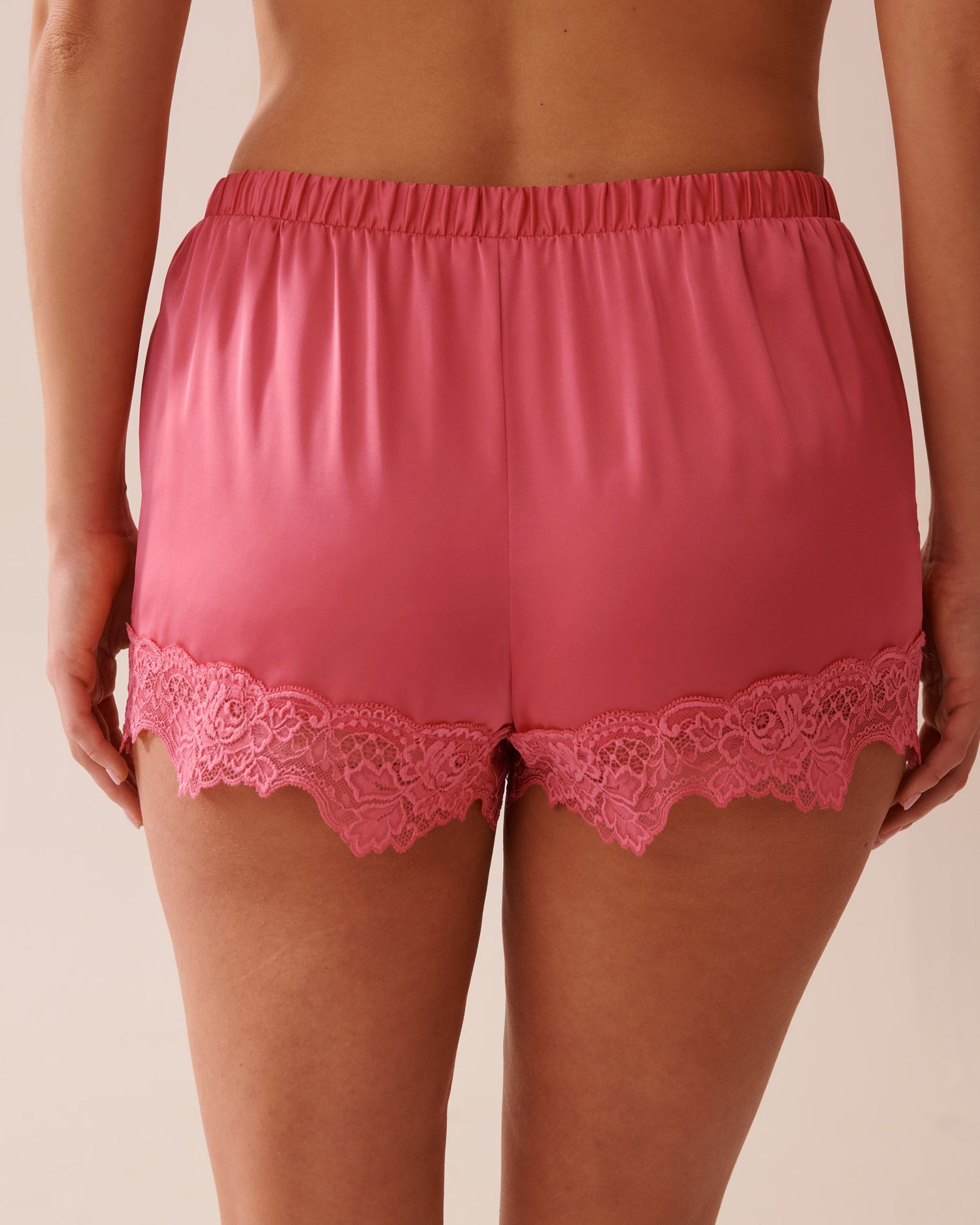 La Vie en Rose_LUXURY EDITION Lace Trim Satin Shorts_60200128_60008_02