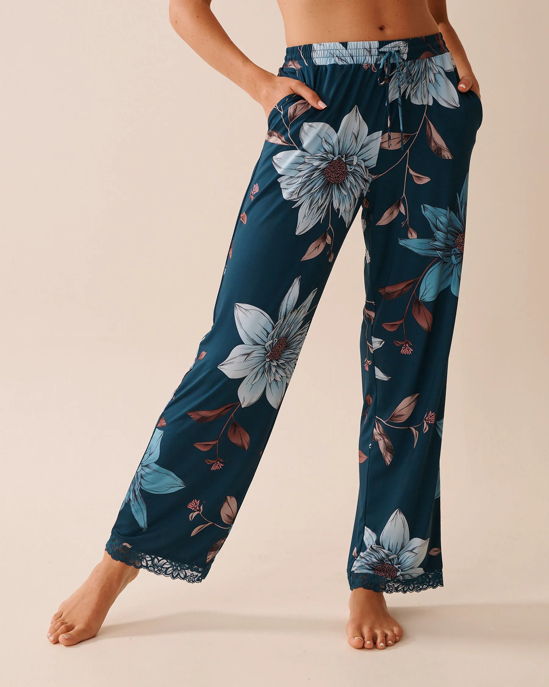 La Vie en Rose_Reflecting Mix Flowers_Recycled Fibers Chrysanthemum Print Lace Trim Pant_60200149_P40478_03
