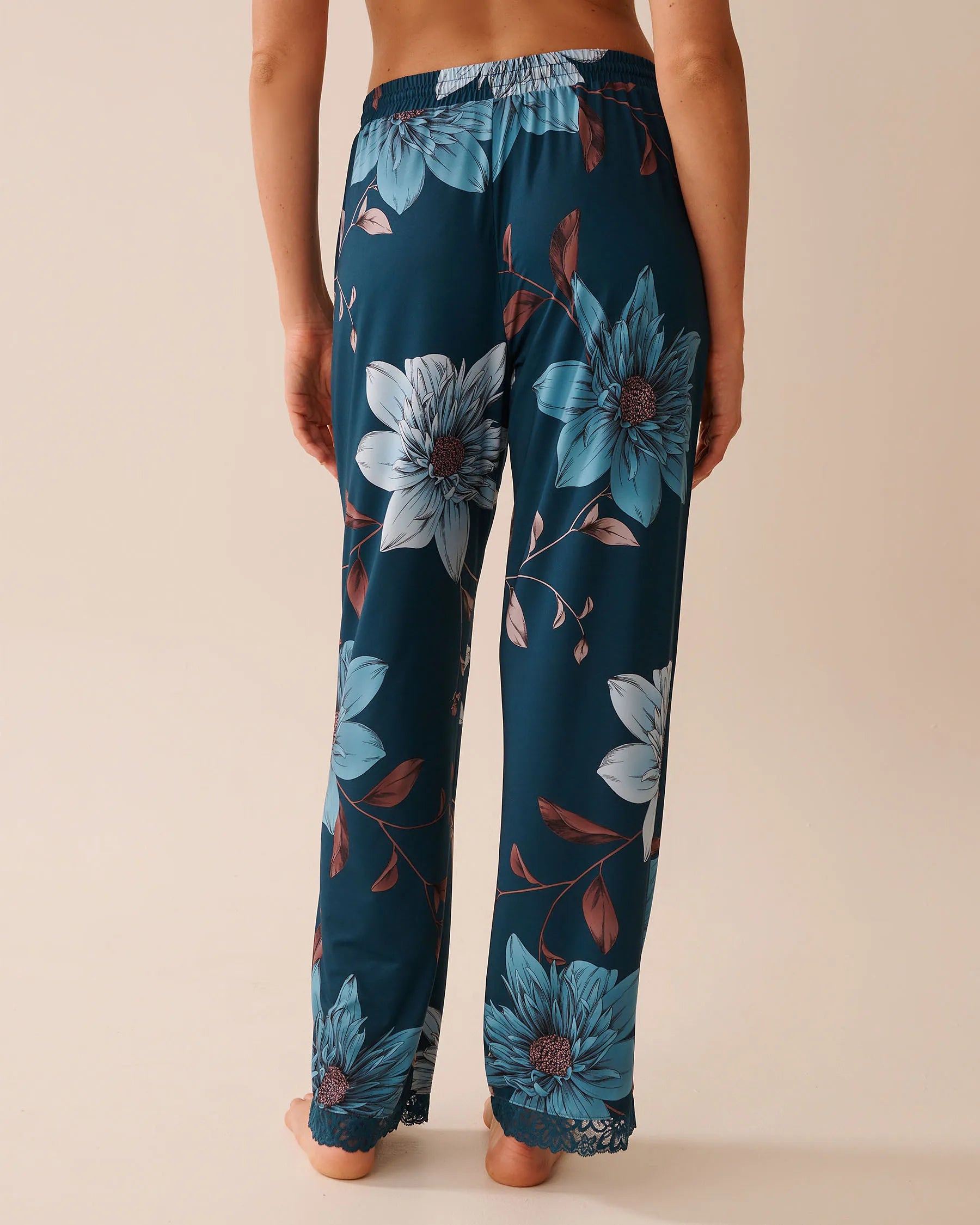 La Vie en Rose_Reflecting Mix Flowers_Recycled Fibers Chrysanthemum Print Lace Trim Pant_60200149_P40478_04