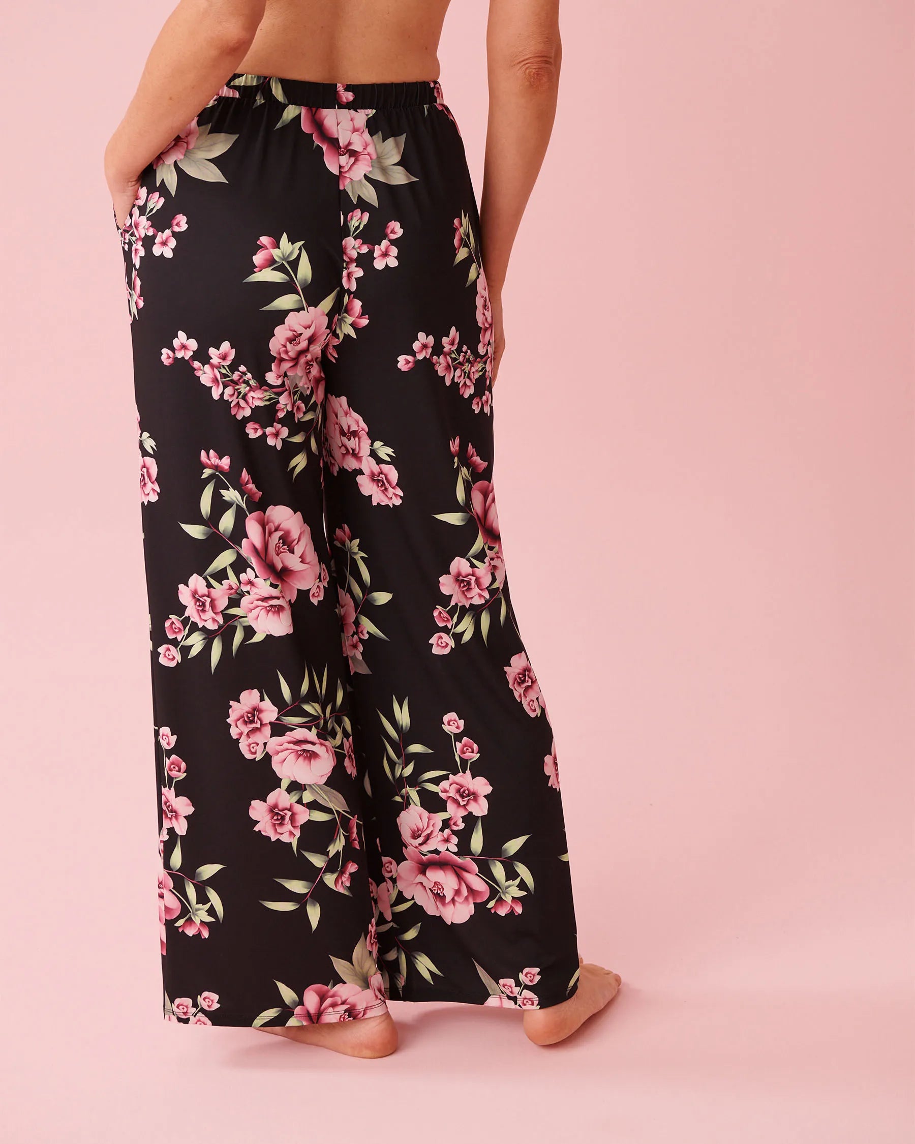 La Vie en Rose_Black &amp; Pink Flowers_Peony Print Recycled Fibers Pants_60200169_P00489_02