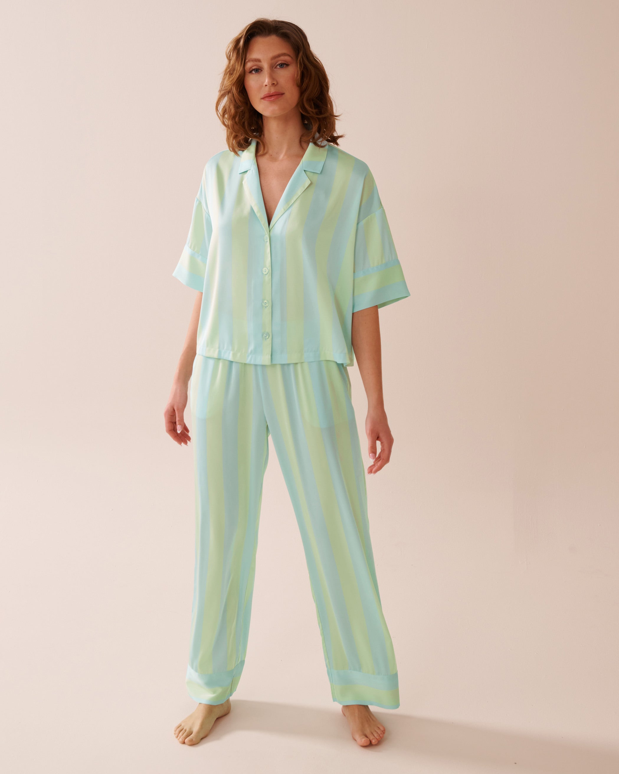 La Vie en Rose_Sea Clear Stripe_LUXURY EDITION Striped Short Sleeve Satin Pajama Set_60400052_P40441_01