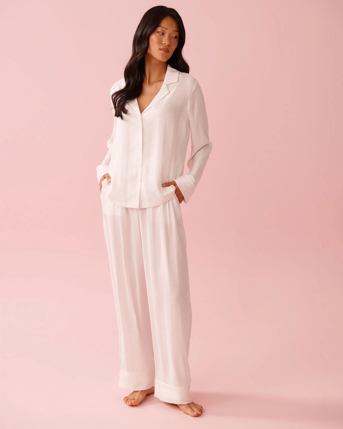 La Vie en Rose_Snow White Stripes_LUXURY EDITION Striped Long Sleeve Satin Pajama Set_60400069_P10572_01