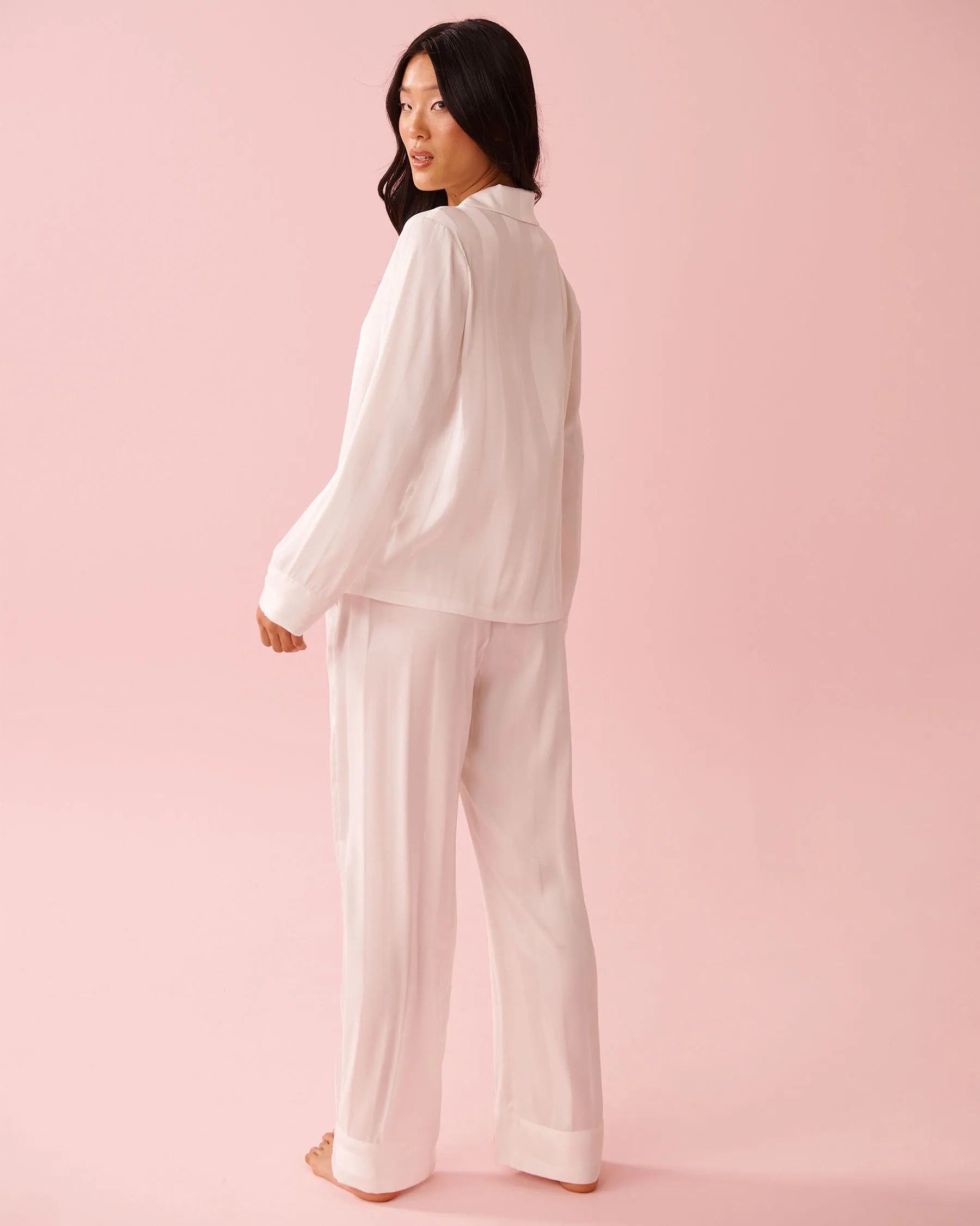 La Vie en Rose_Snow White Stripes_LUXURY EDITION Striped Long Sleeve Satin Pajama Set_60400069_P10572_02