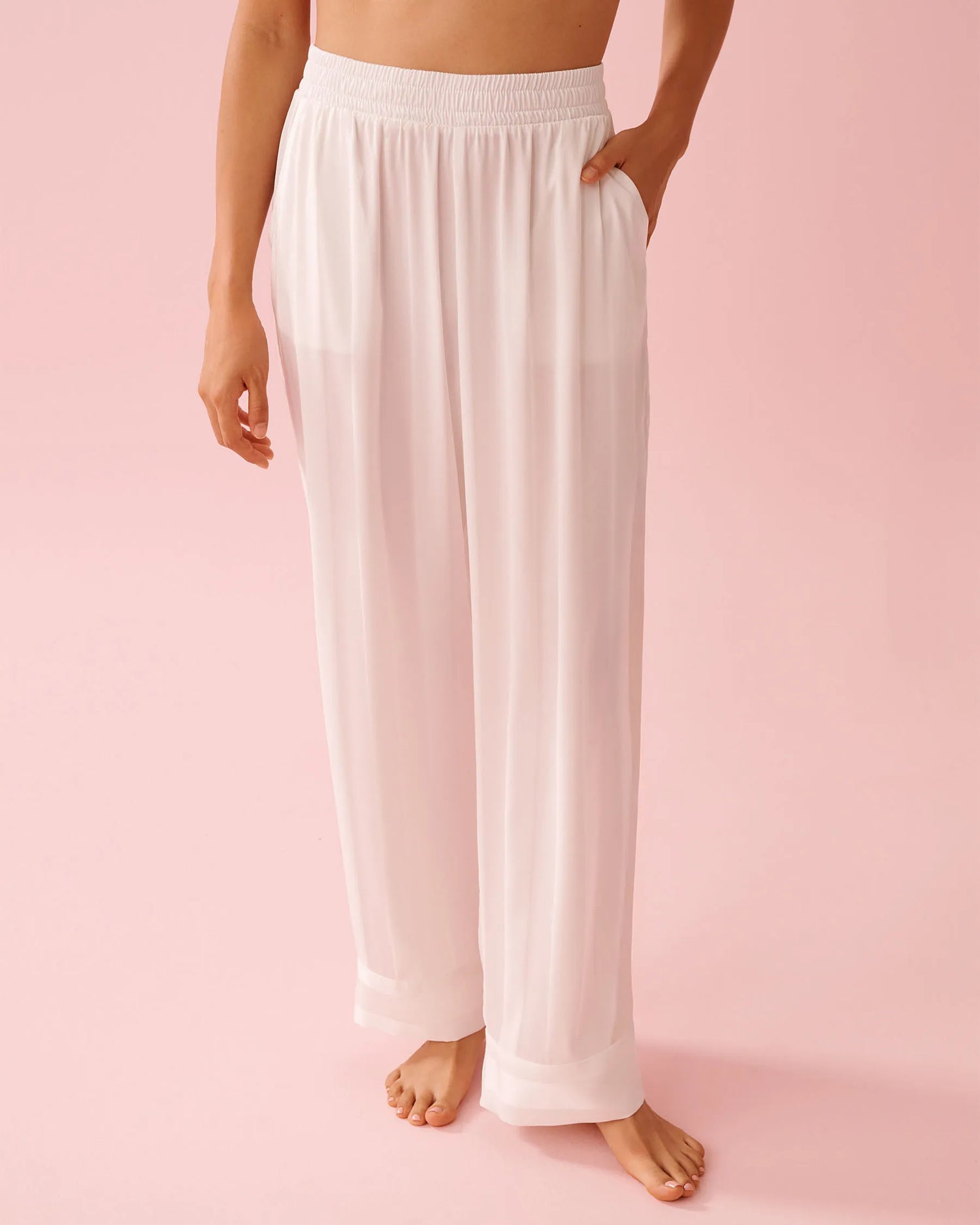 La Vie en Rose_Snow White Stripes_LUXURY EDITION Striped Long Sleeve Satin Pajama Set_60400069_P10572_04