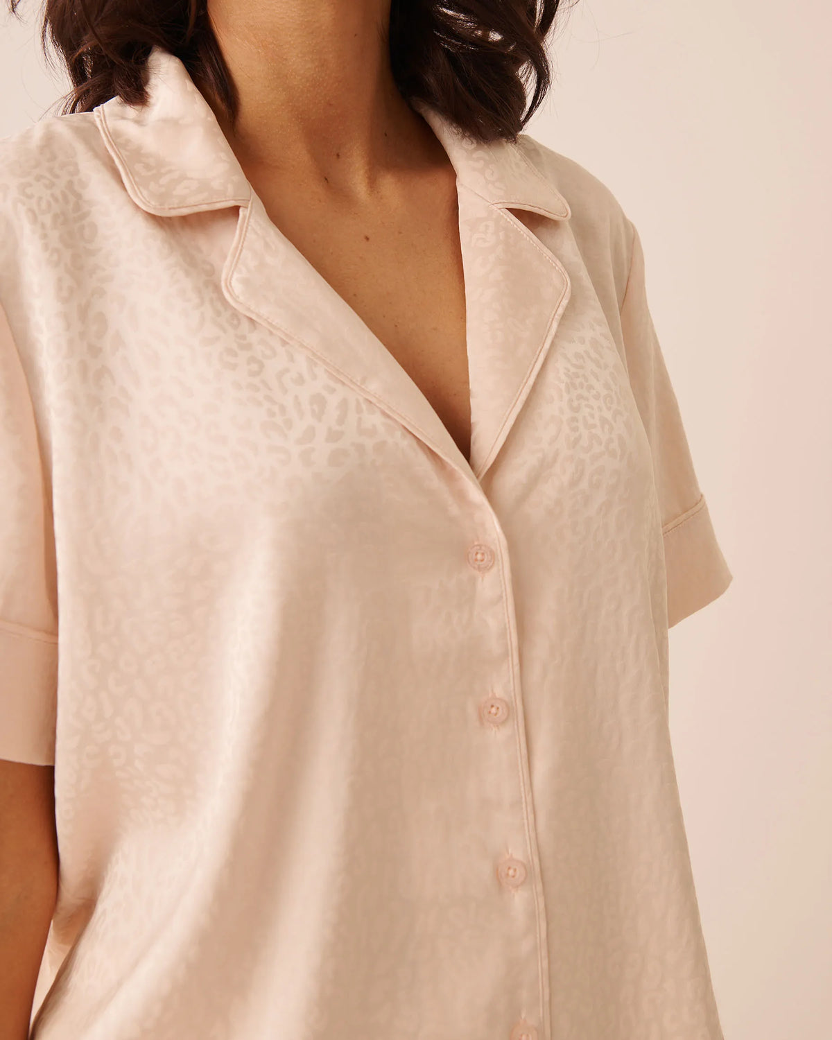 La Vie en Rose Silver Jacquard Leopard Women Luxury Edition Leopard Jacquard Short Sleeve Satin Pajama Set SKU: 60400082_P20102 Image 03