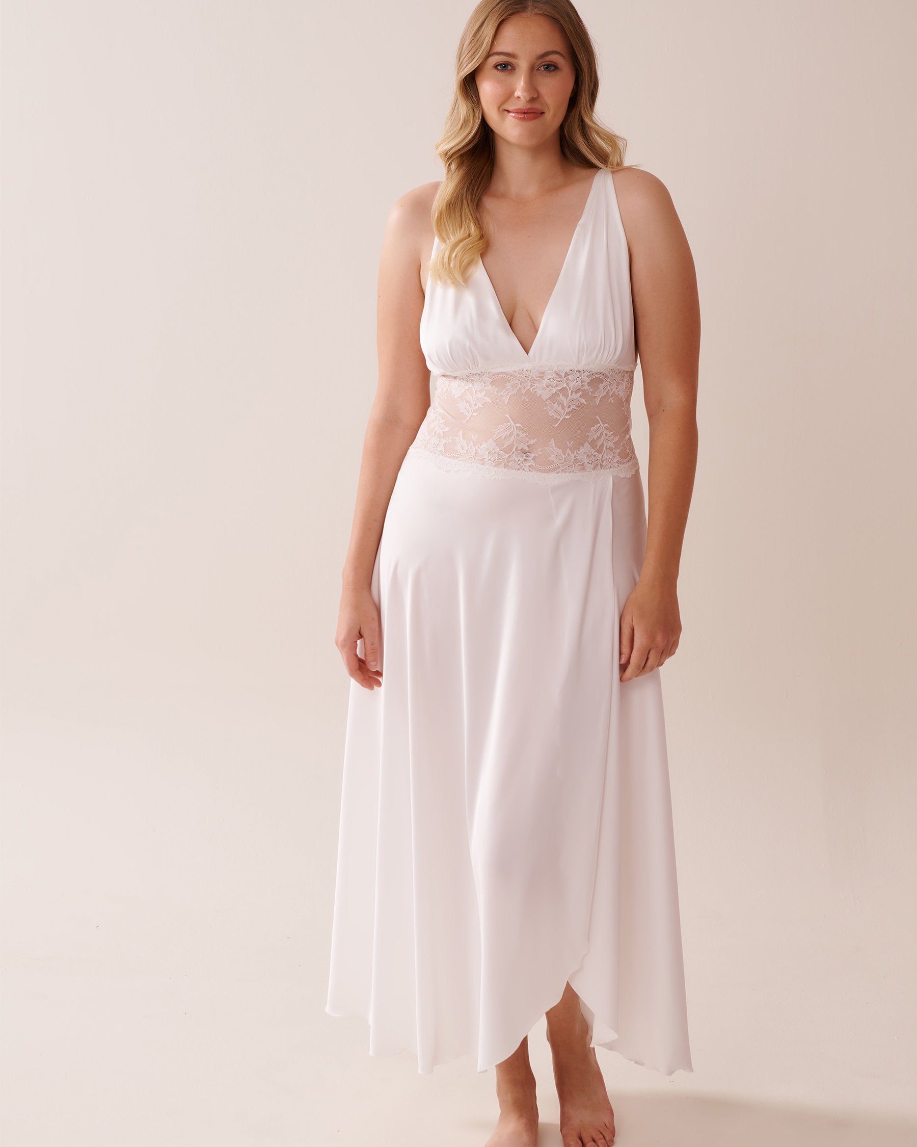 La Vie en Rose_Luxury Edition Bridal Satin and Lace Plunge Nightie_60500181_10011_06