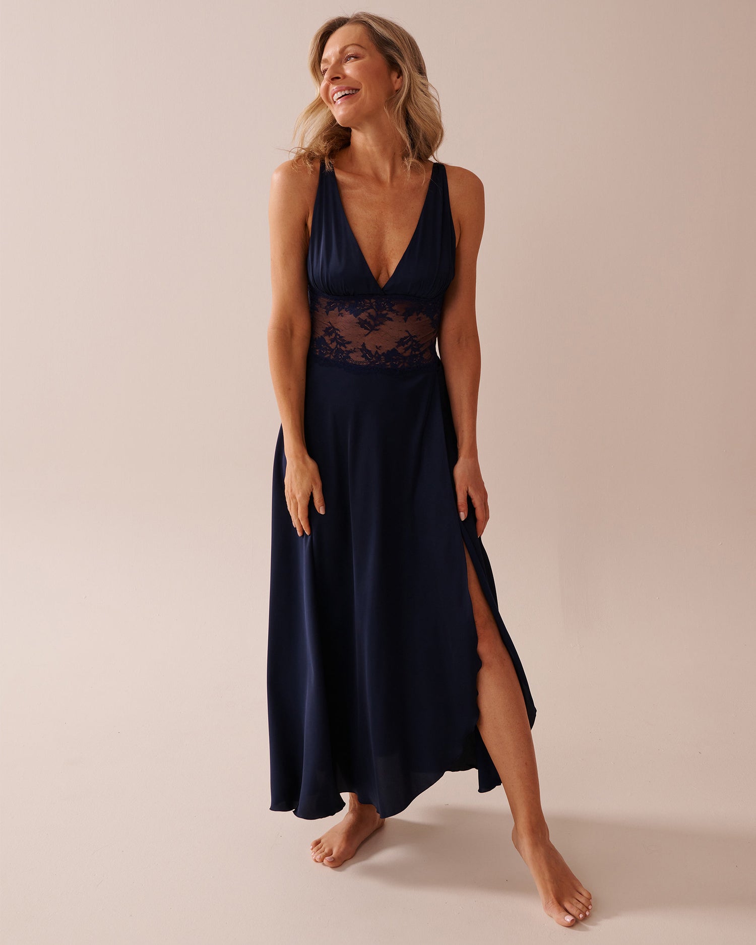 La Vie en Rose_Luxury Edition Satin and Lace Plunge Nightie_60500181_40099_01