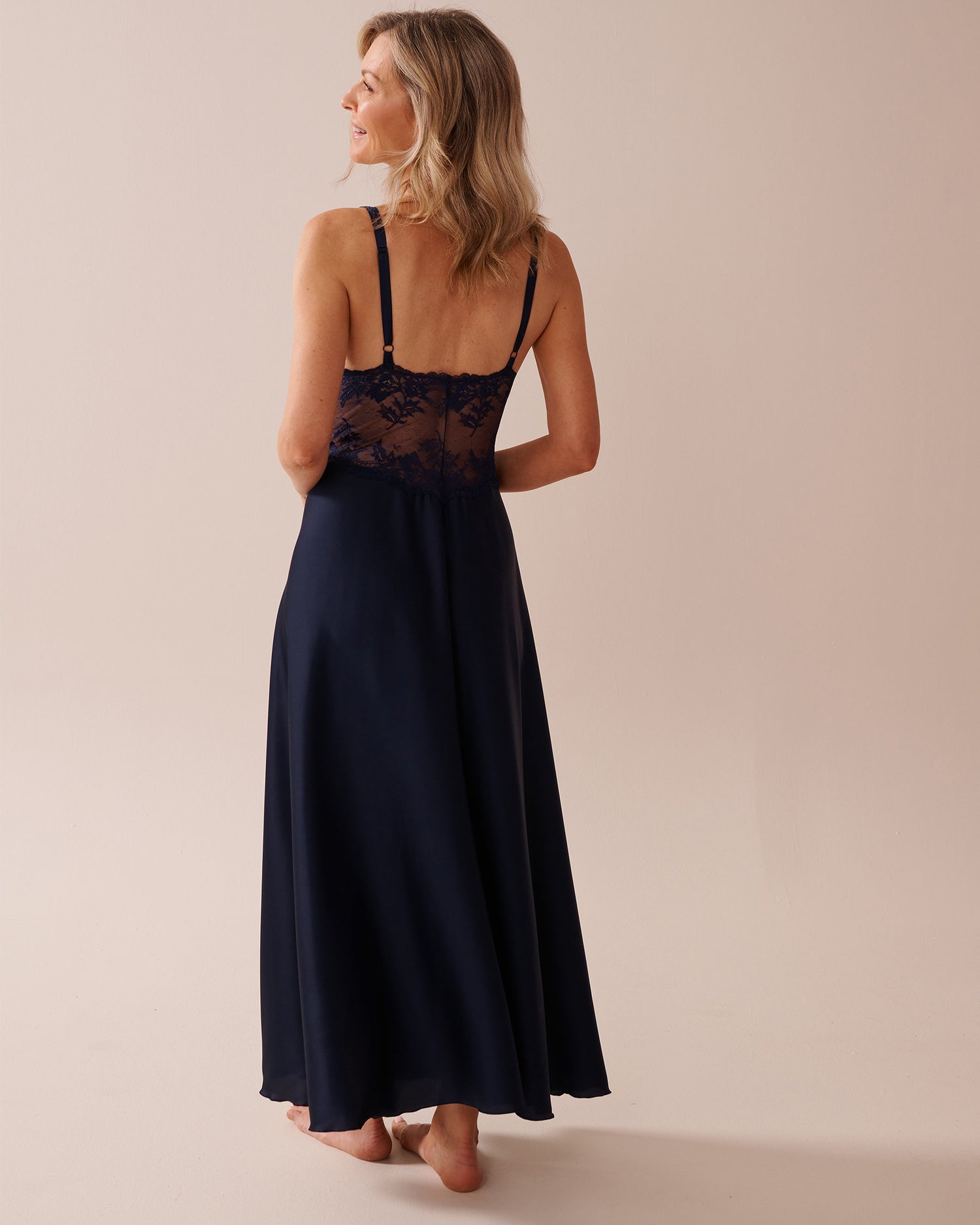 La Vie en Rose_Luxury Edition Satin and Lace Plunge Nightie_60500181_40099_02