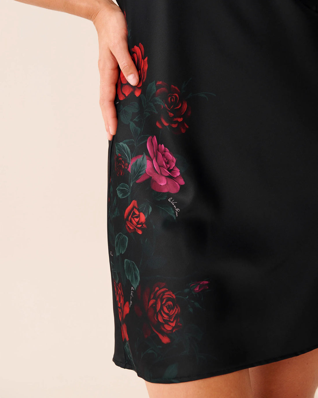 La Vie en Rose_Red Roses Placement_Luxury Edition Red Rose Print Satin Nightie_60500210_P00469_03