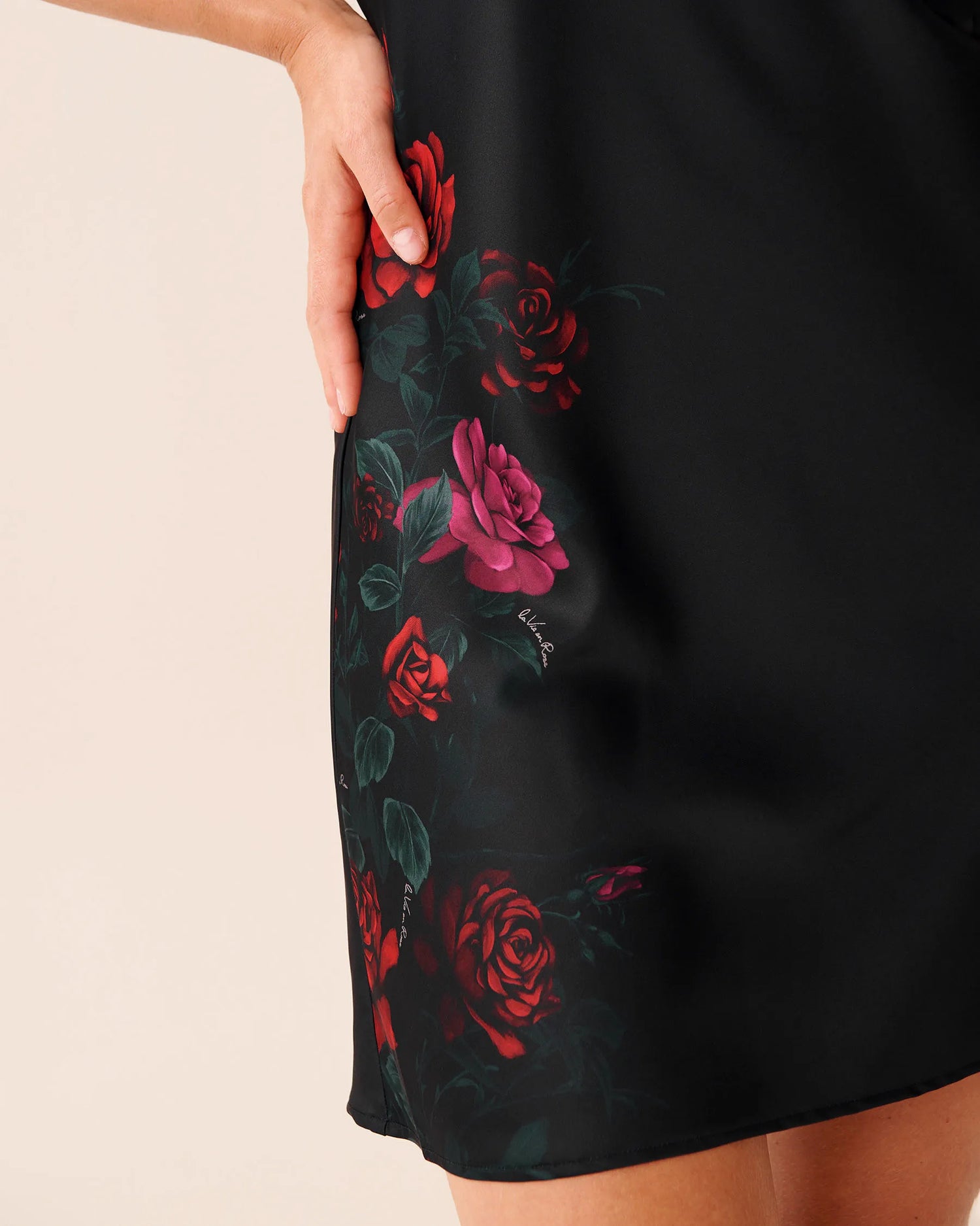 La Vie en Rose_Red Roses Placement_Luxury Edition Red Rose Print Satin Nightie_60500210_P00469_03