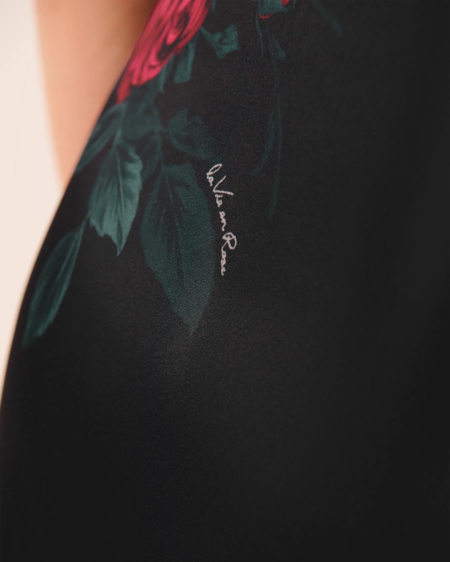 La Vie en Rose_Red Roses Placement_Luxury Edition Red Rose Print Satin Nightie_60500210_P00469_04