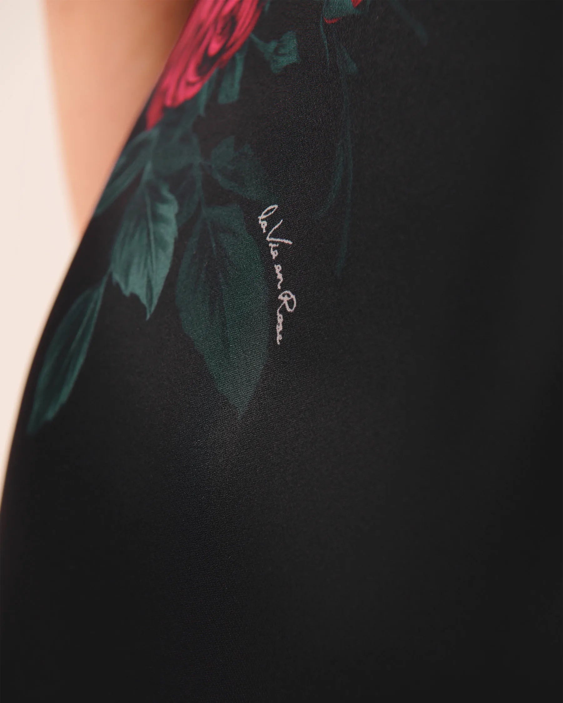 La Vie en Rose_Red Roses Placement_Luxury Edition Red Rose Print Satin Nightie_60500210_P00469_04