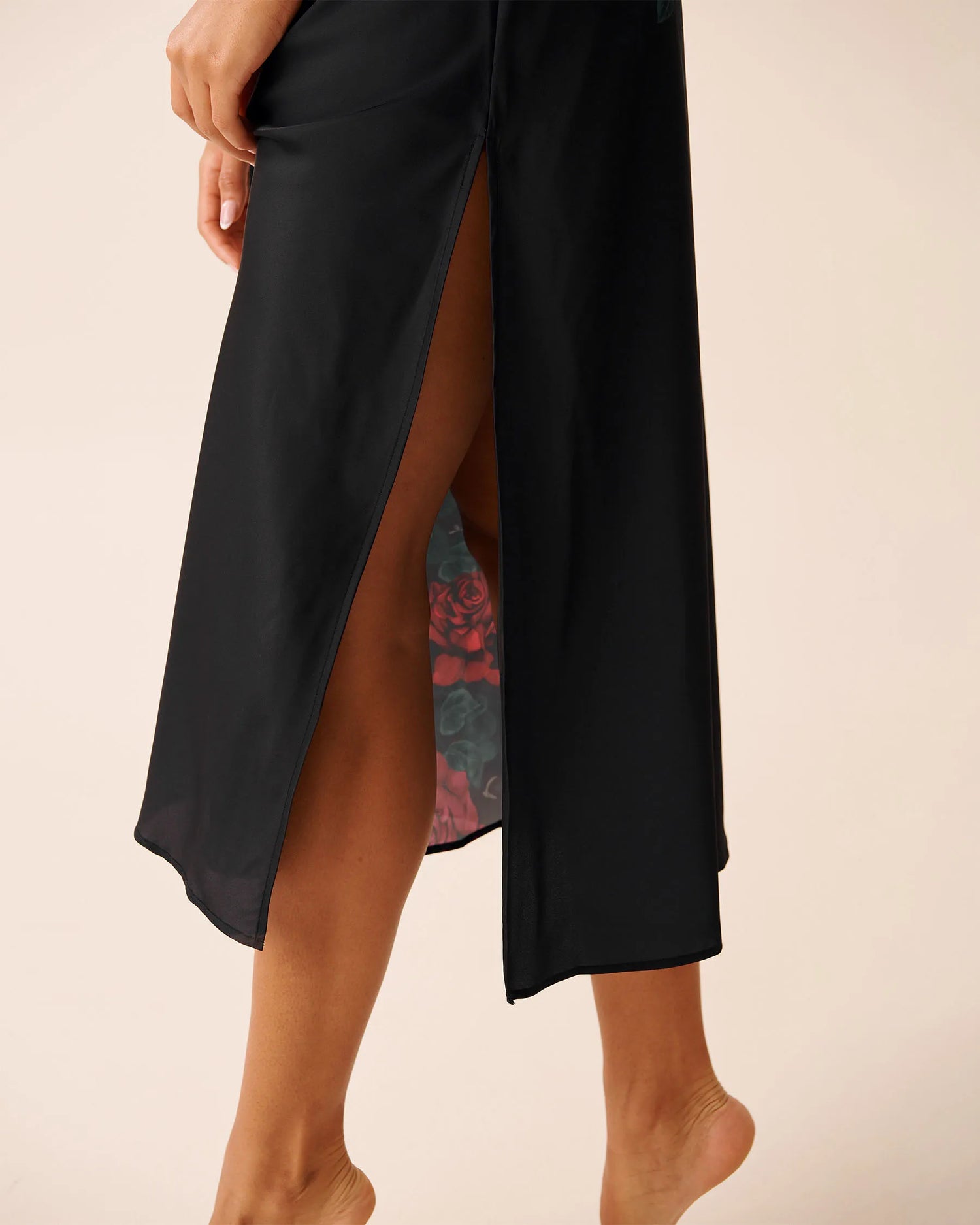 La Vie en Rose_Red Roses Placement_Luxury Edition Red Rose Print Long Satin Nightie_60500211_P00469_07