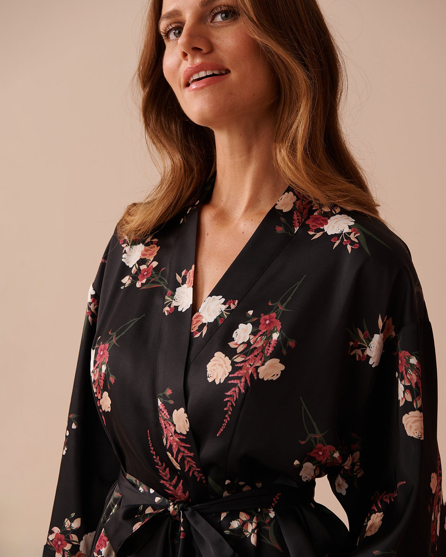 LUXURY EDITION Black Bouquet Satin Kimono_60600080_P00356_03