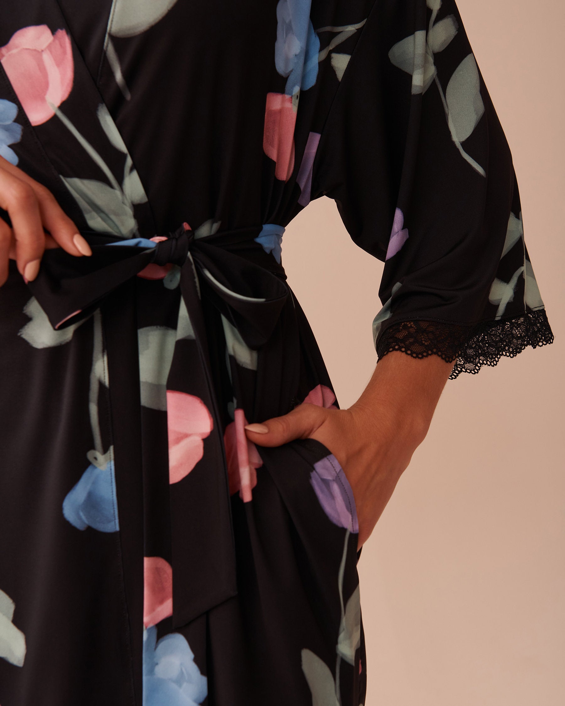 La Vie en Rose_Recycled Fibers Tulip Print Lace Trim Kimono_60600086_P00405_08