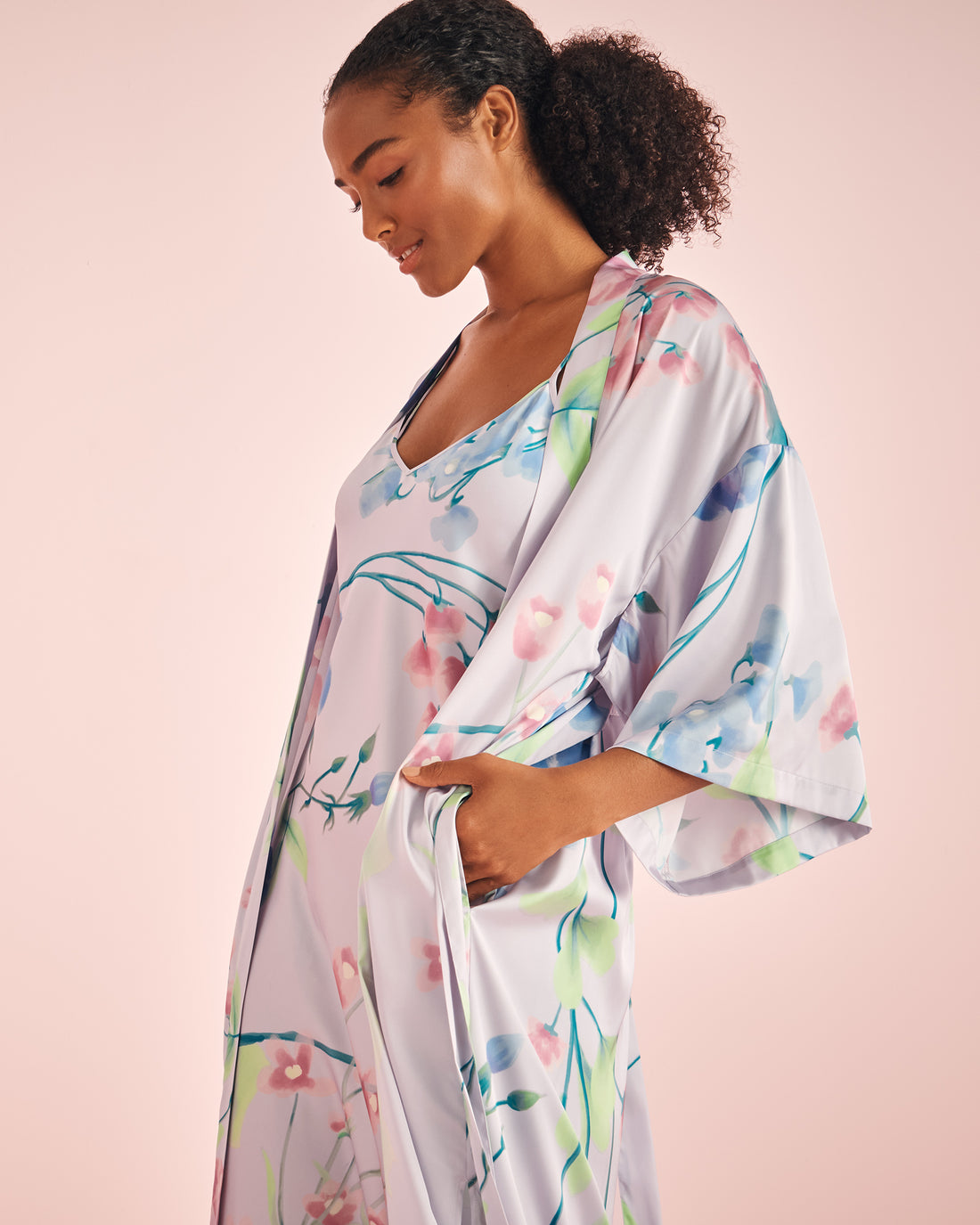 La Vie en Rose_Luxury Edition Lavender Garden Print Long Satin Kimono_60600087_P50088_05