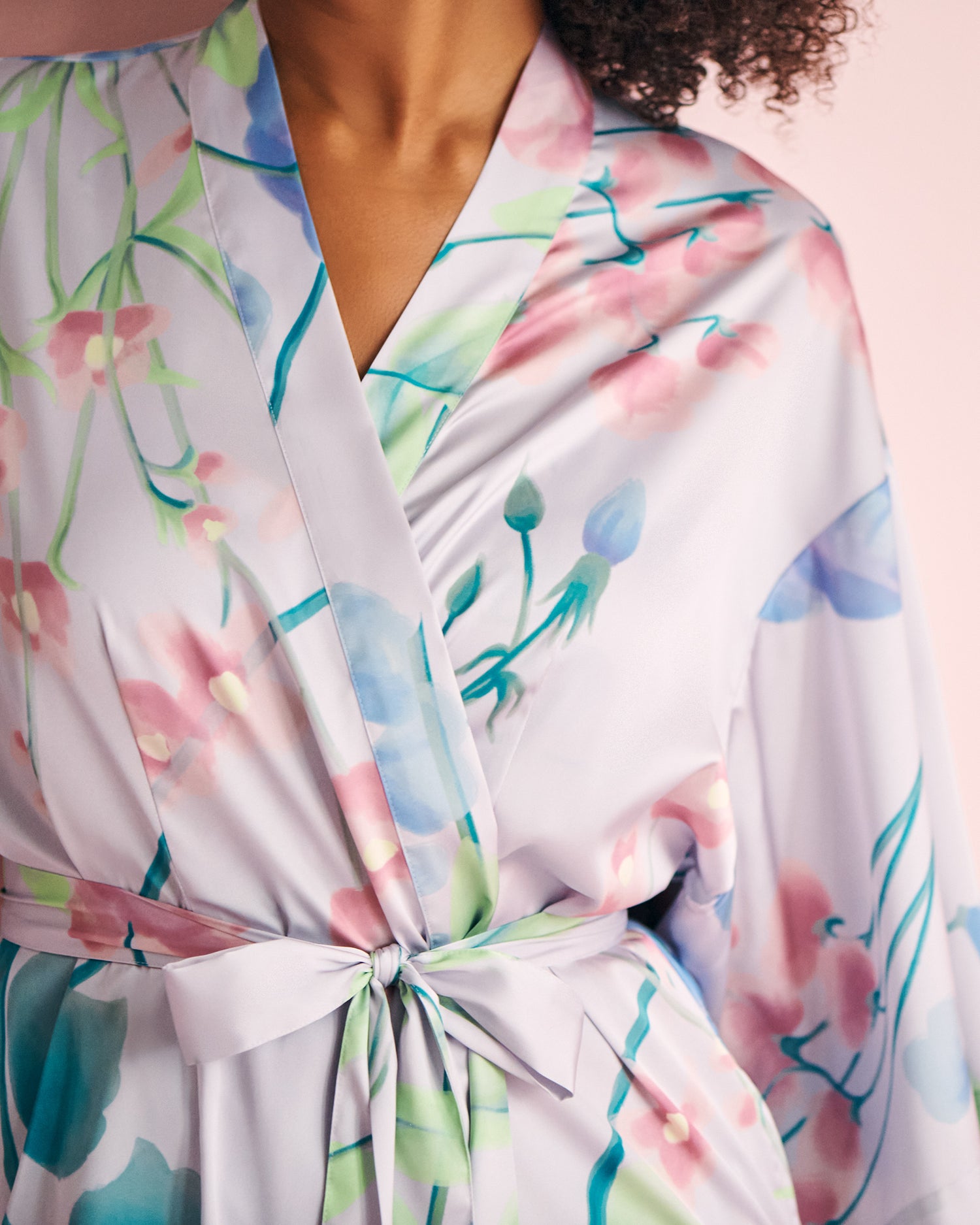 La Vie en Rose_Luxury Edition Lavender Garden Print Long Satin Kimono_60600087_P50088_06