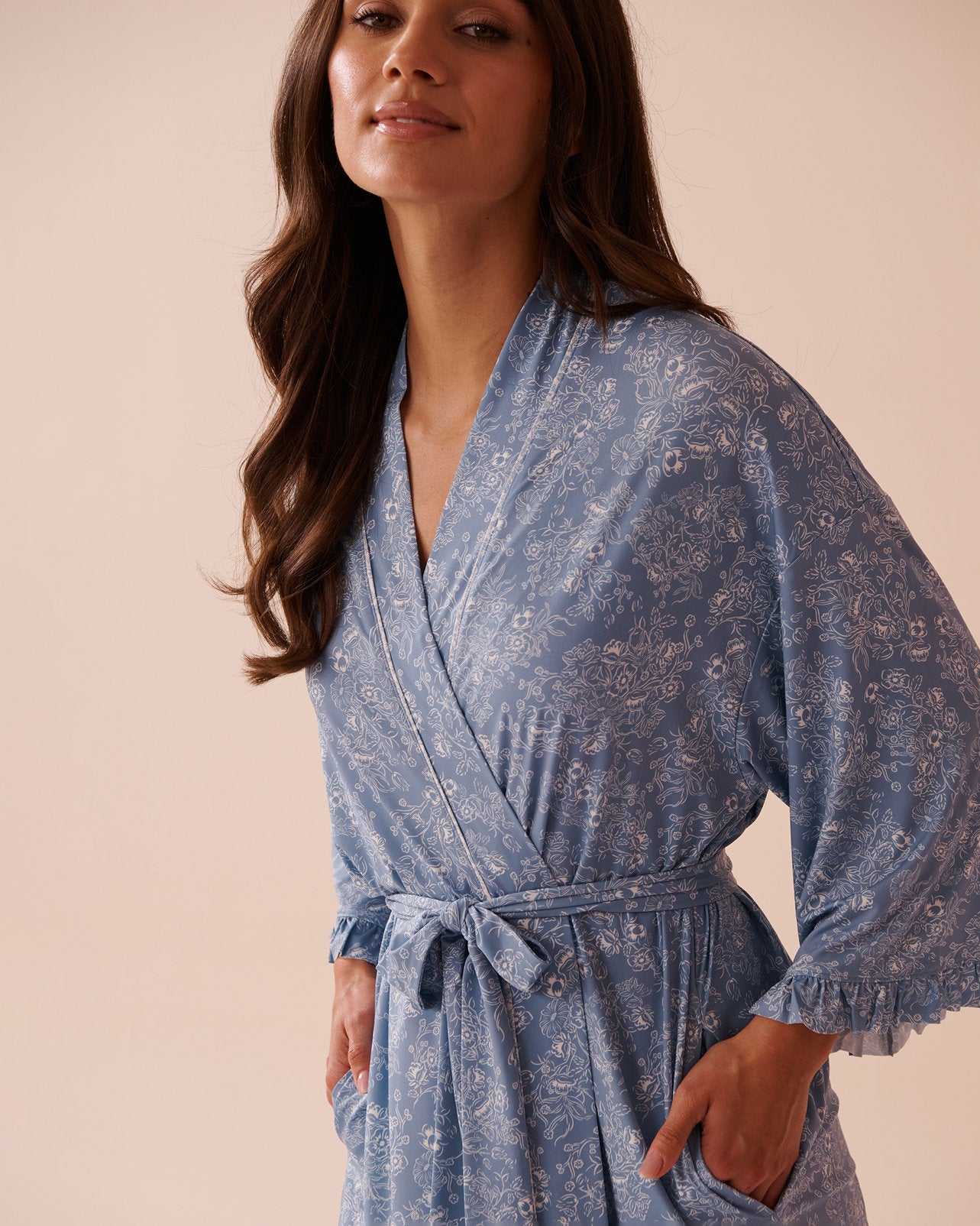 La Vie en Rose_White Floral Print Recycled Fibers Ruffled Kimono_60600091_P40421_03