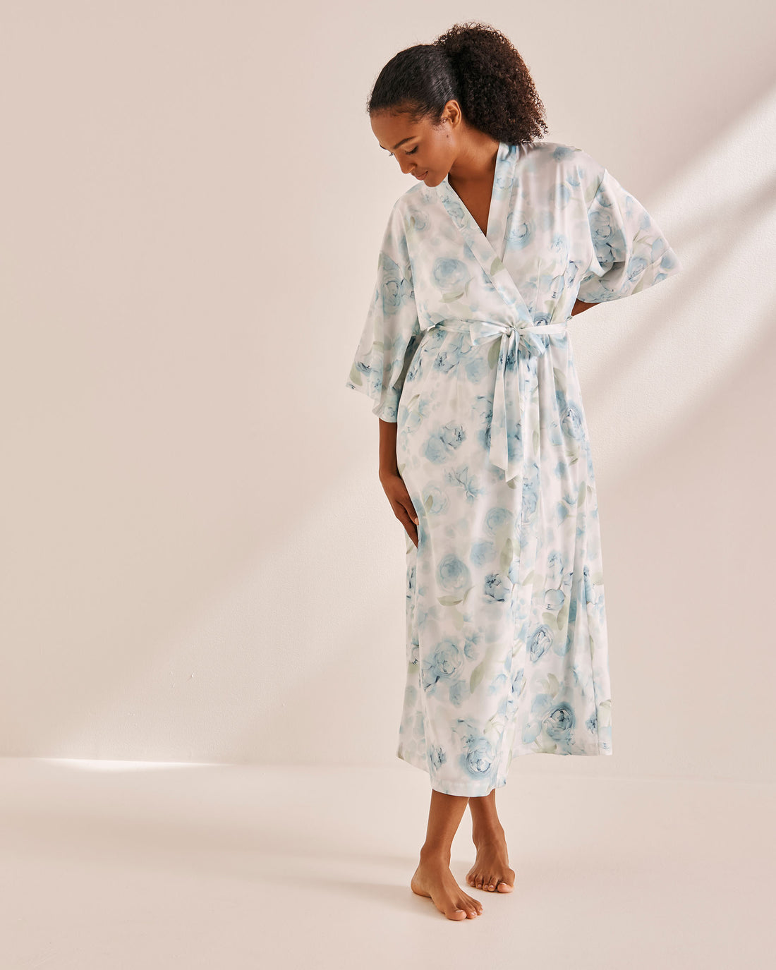 La Vie en Rose_Multi Blue Roses_LUXURY EDITION Blue Rose Print Long Satin Kimono_60600093_P10495_01