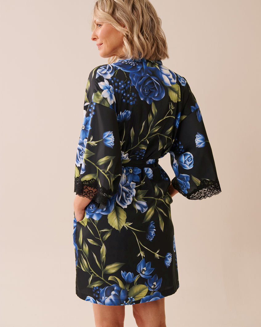 La Vie en Rose_Black &amp; Blue Garden_LUXURY EDITION Rose Print Satin and Lace Trim Kimono_60600097_P00430_05
