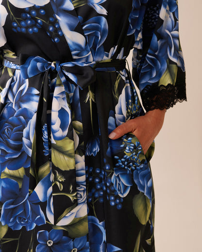 La Vie en Rose_Black &amp; Blue Garden_LUXURY EDITION Rose Print Satin and Lace Trim Kimono_60600097_P00430_06