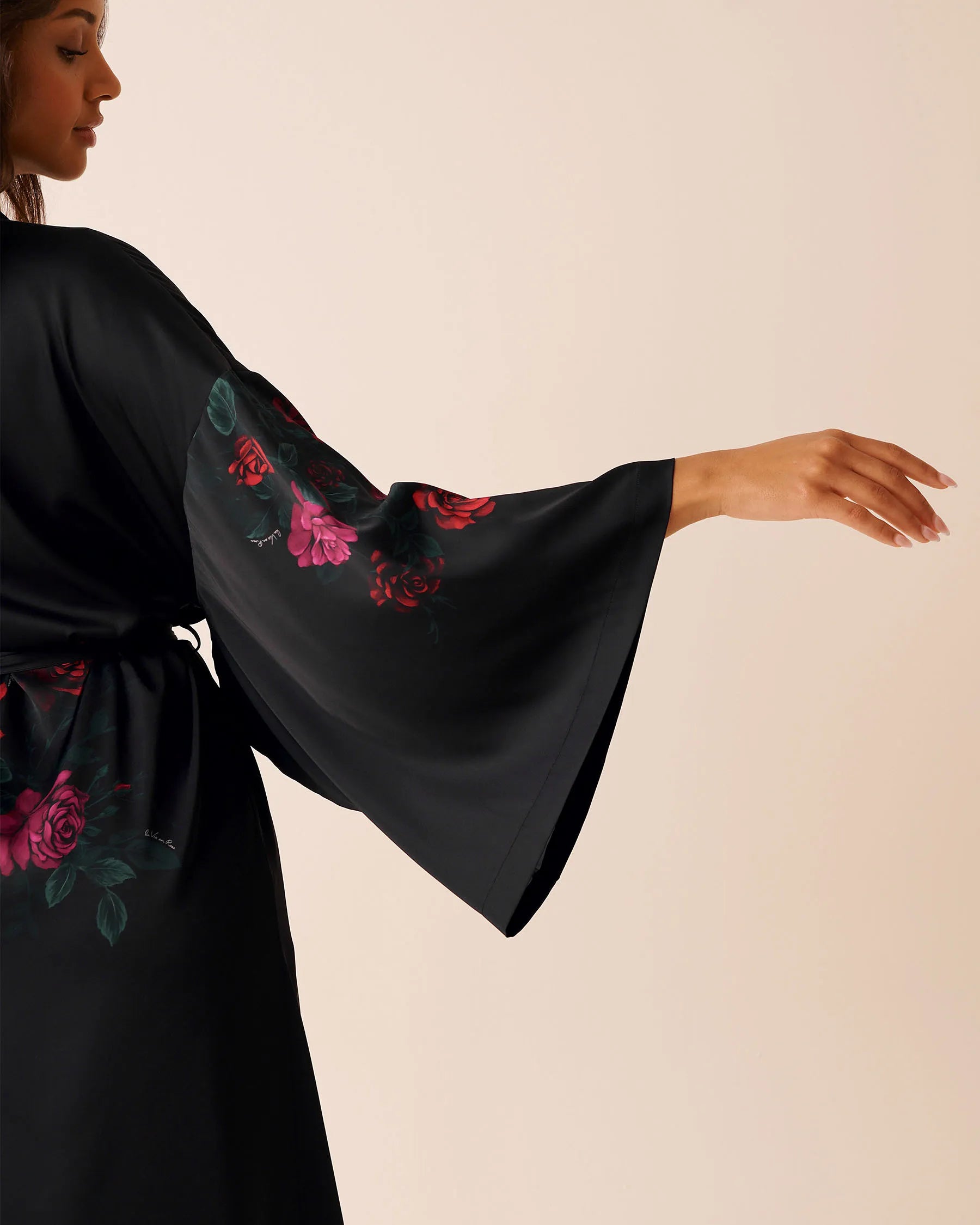 La Vie en Rose_Red Roses Placement_Luxury Edition Red Rose Print Long Satin Kimono_60600107_P00469_05