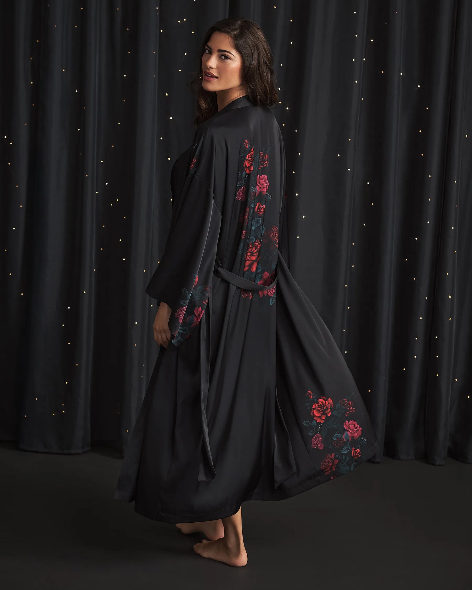 La Vie en Rose_Red Roses Placement_Luxury Edition Red Rose Print Long Satin Kimono_60600107_p00469_01