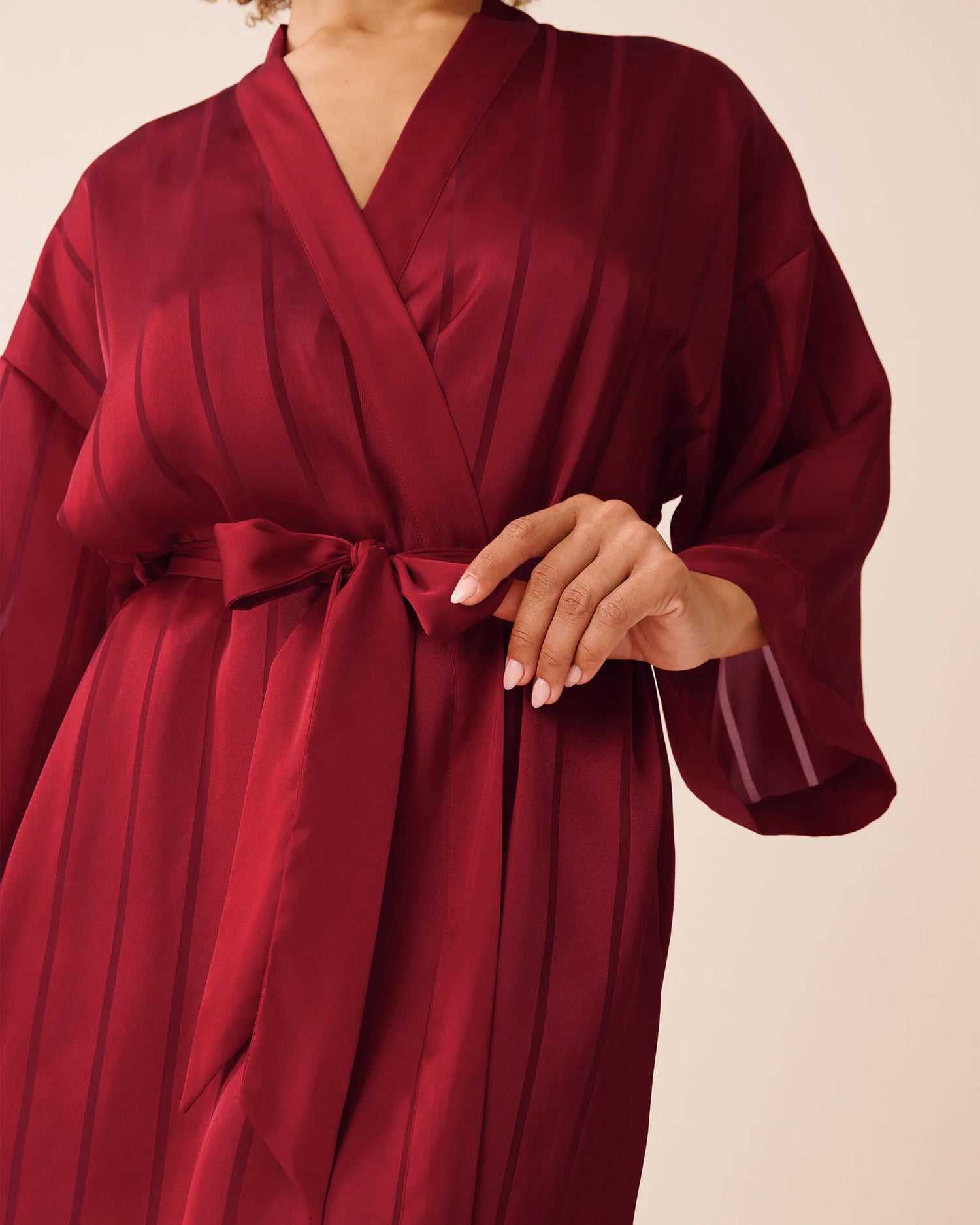 La Vie en Rose_Savvy Red_Shadow Stripe Satin Kimono_60600110_60215_04