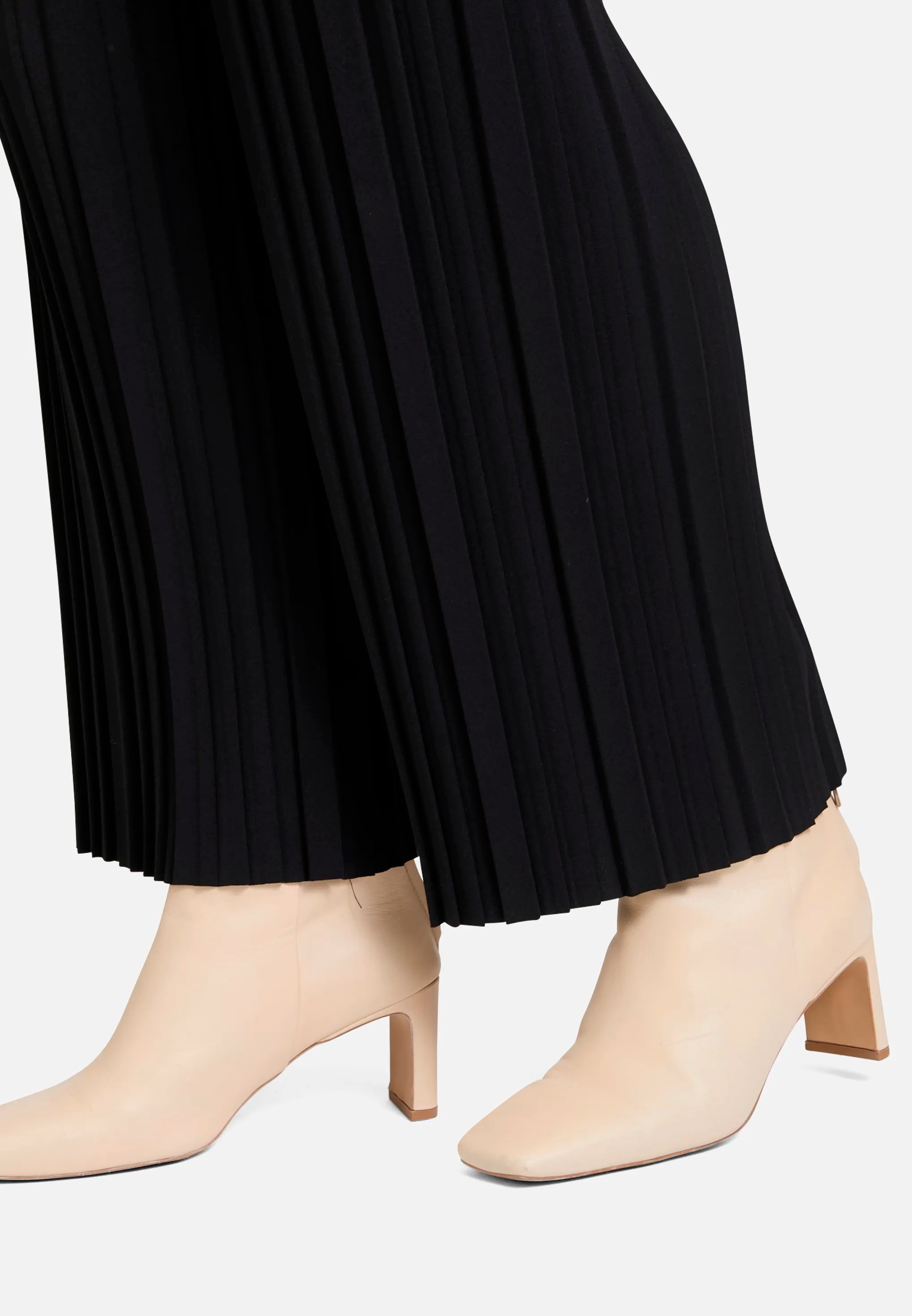 Betty Barclay_Black_Solid-Color Culottes_6066-2420_9045_07