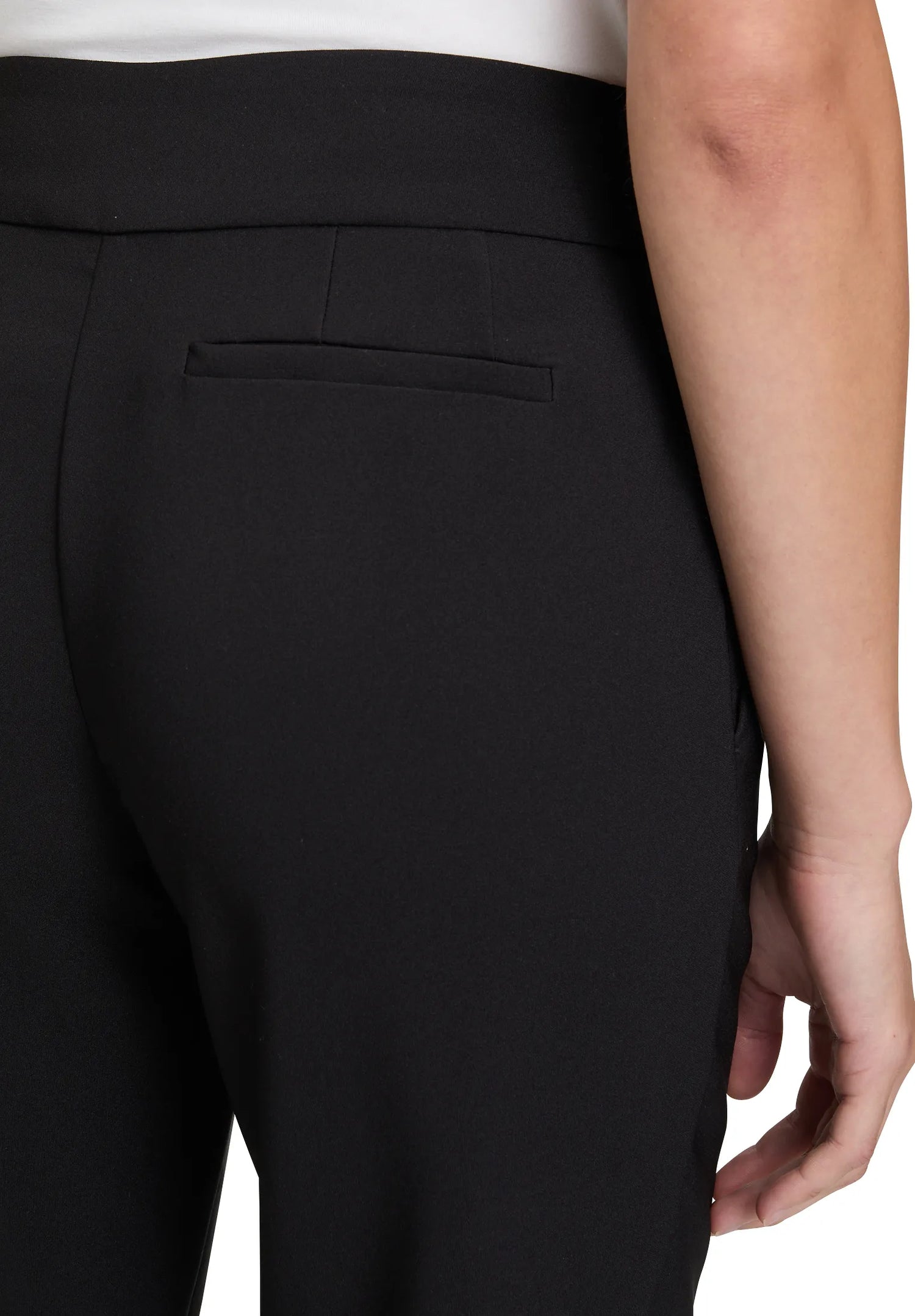 Betty Barclay_Black_Pants Classic 7/8 Length_6097-2924_9045_07