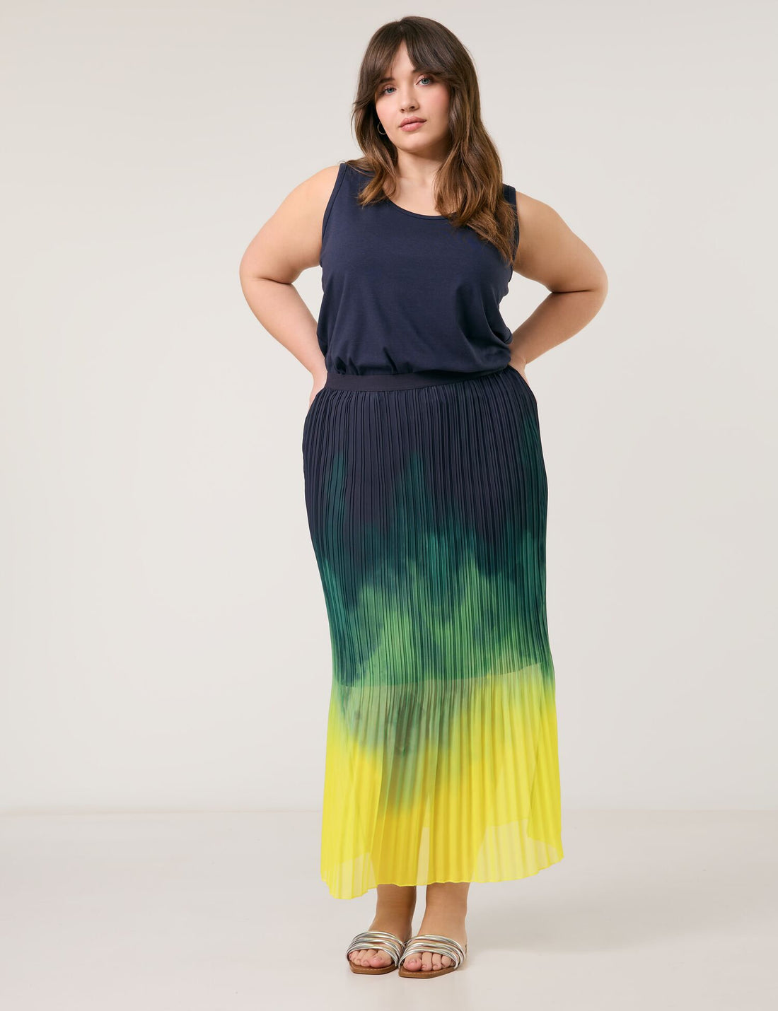 Samoon_Pleated Skirt with Colour Graduation_610604-21137_5752_01