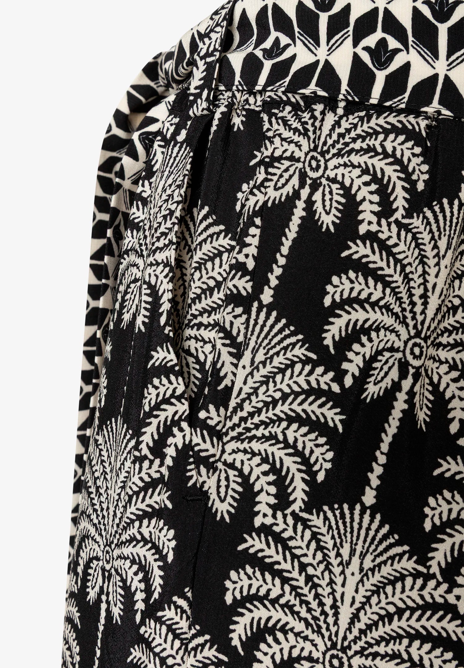 More &amp; More Twotone Palm Print Women Cropped Printed Trousers SKU: 61064051_2790 Image 06