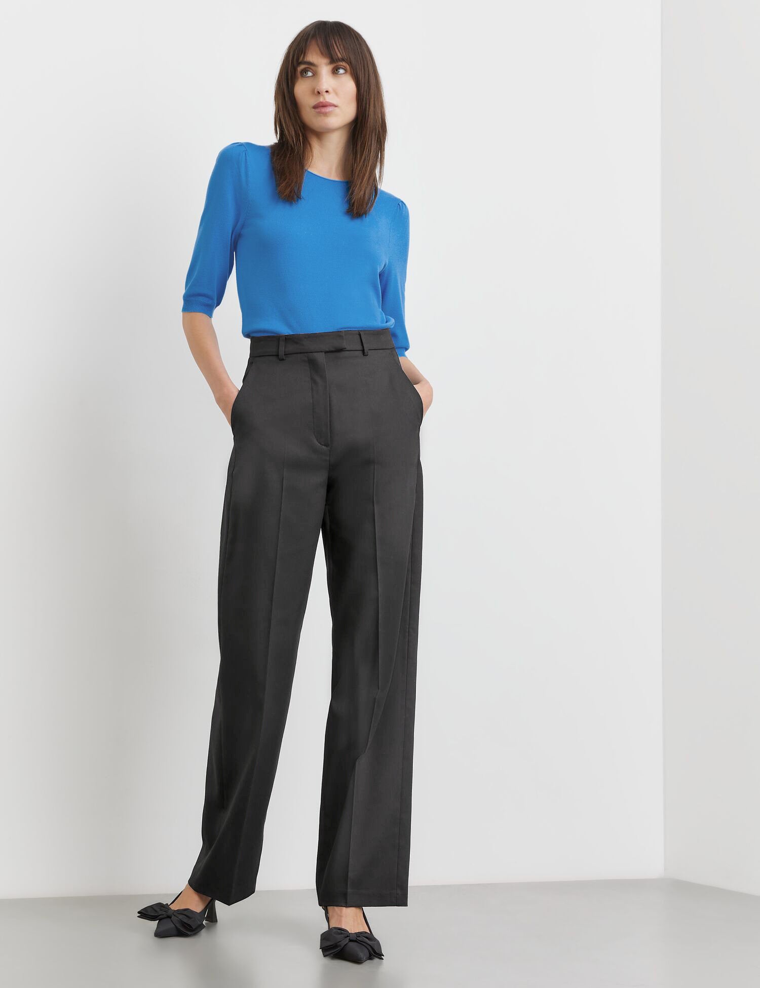 Elegant Trousers With A Wide Leg_01