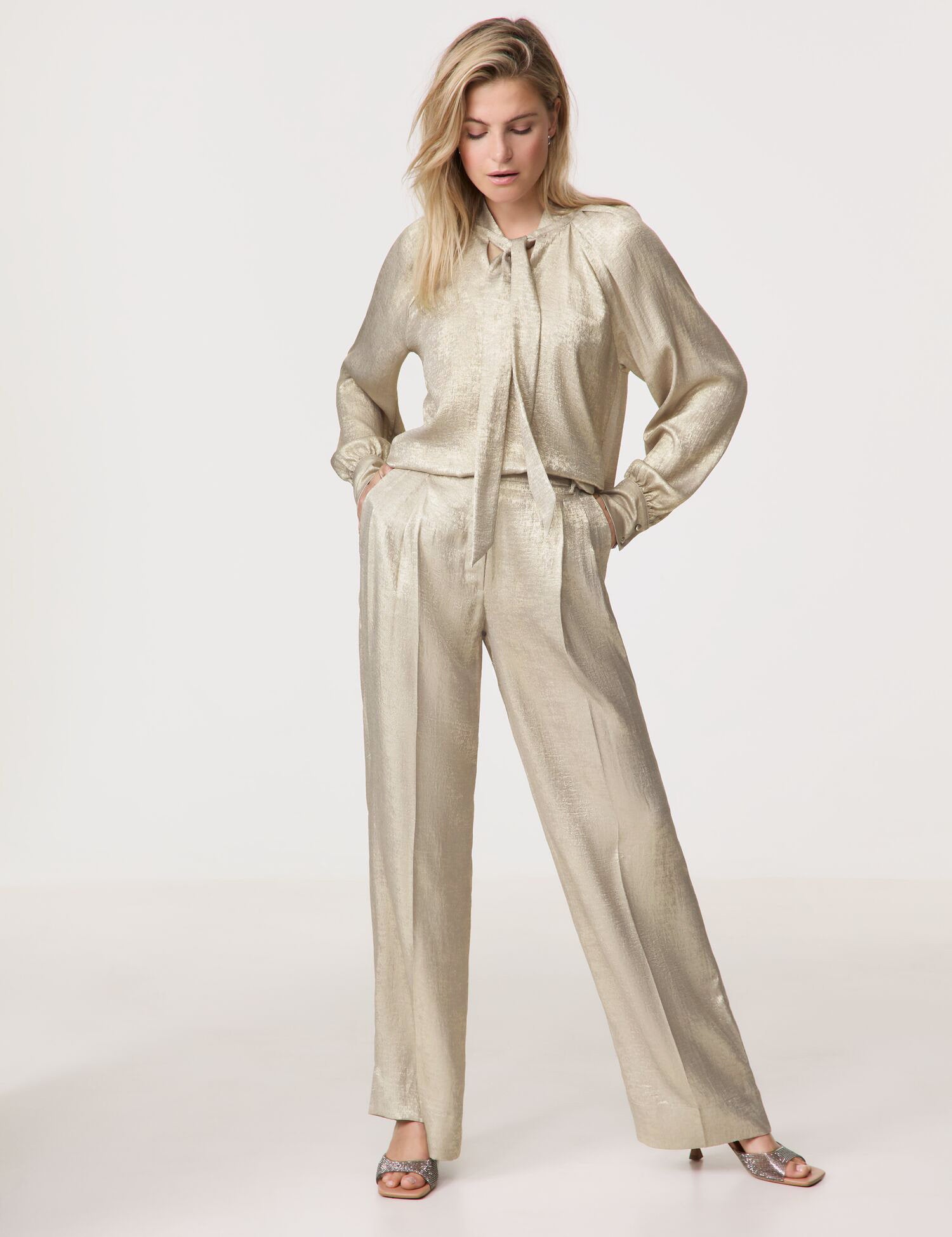 Palazzo Trousers With A Shimmering Gold Effect_620412-11318_9011_01