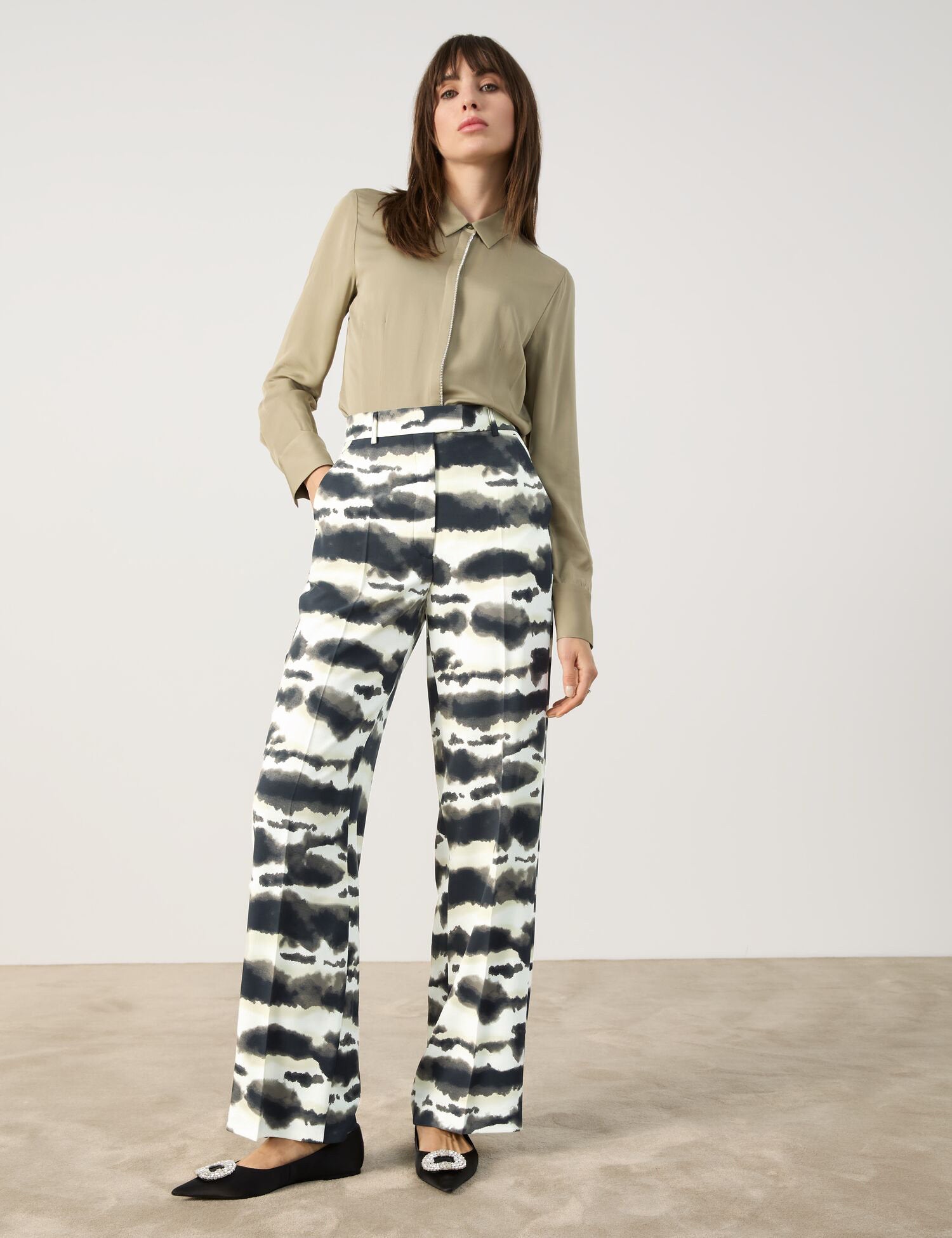 Flowing Trousers With A Wide Leg_01