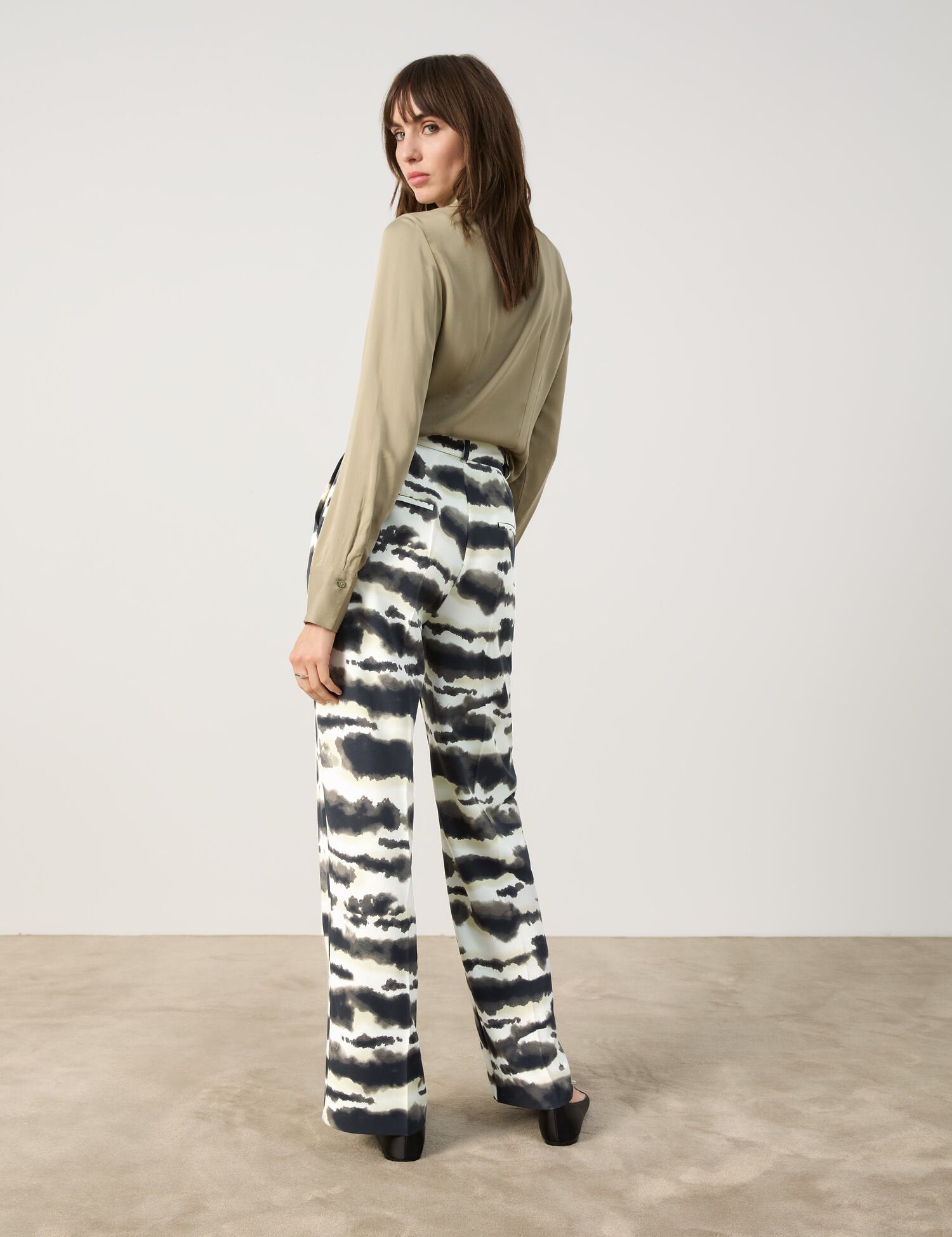 Flowing Trousers With A Wide Leg_06