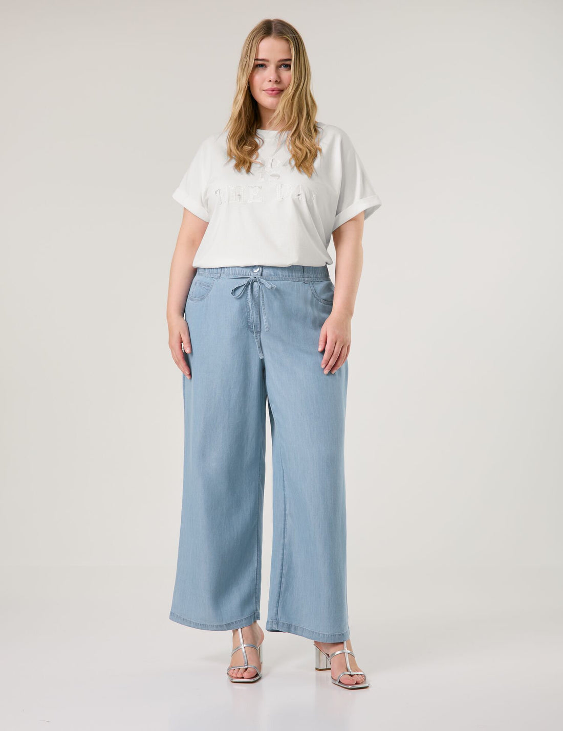 Samoon_Carlotta Lightweight Trousers in a Denim Look_620630-21128_8969_01