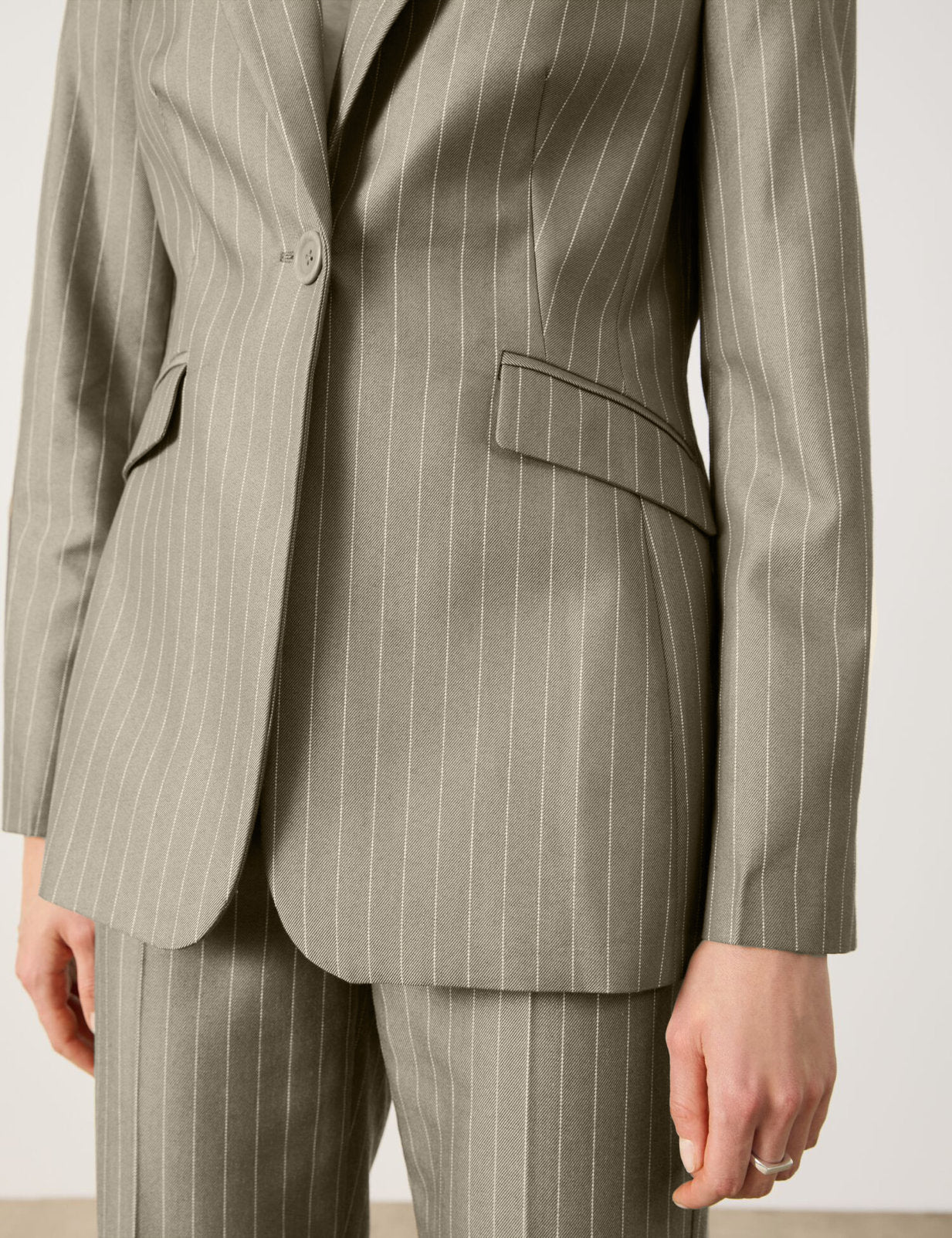 Elegant Blazer With Pinstripes_04