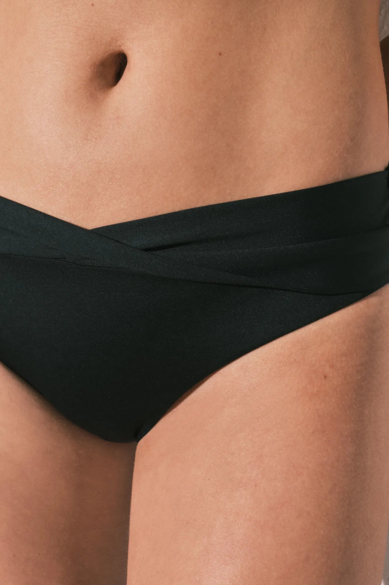 Women Secret_Black_Black Mid-Rise Twist Bikini Bottoms_6463636_01_04