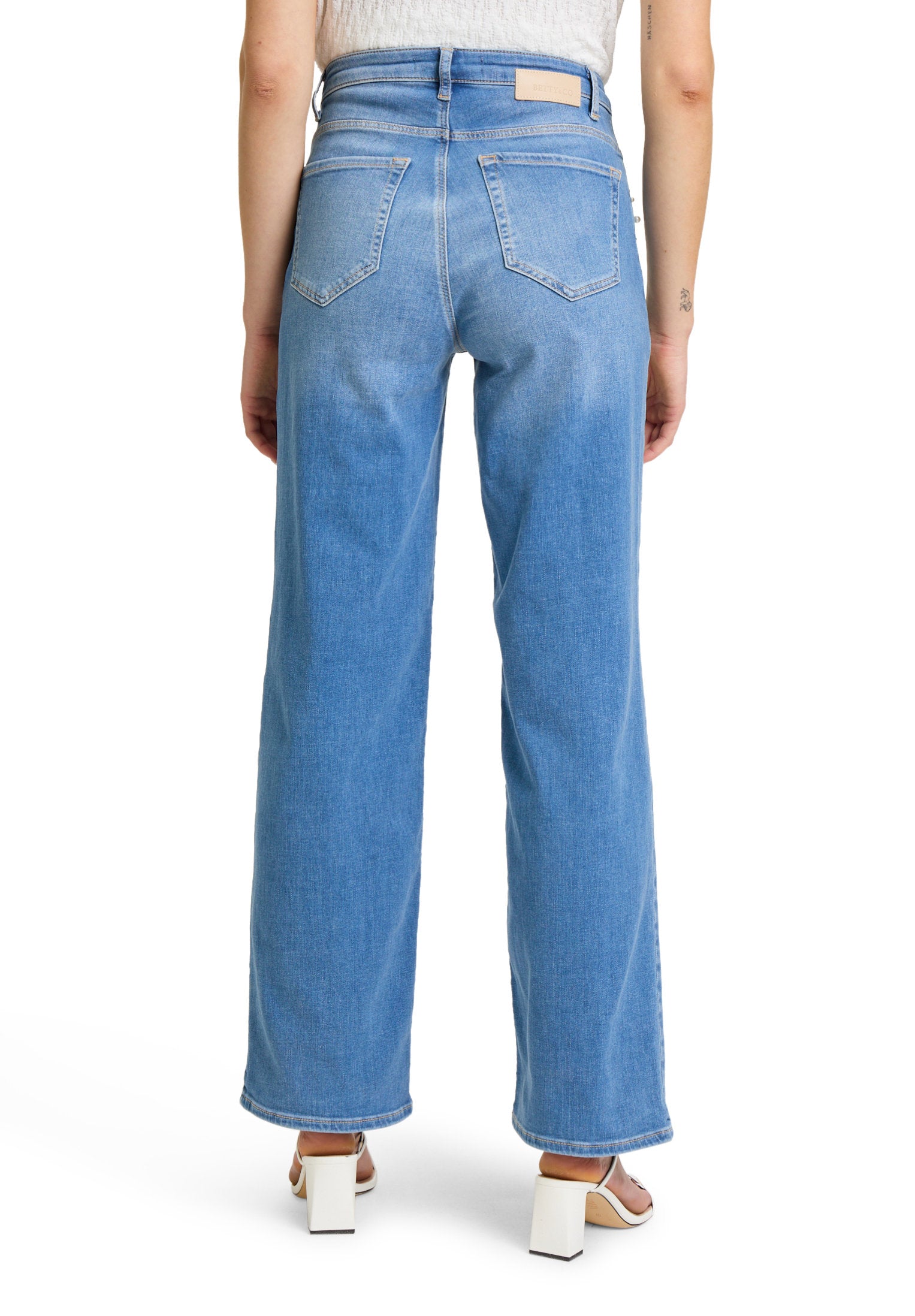 Betty Barclay_Figure-Skimming High-Waisted Jeans_6579-3414_8618_03
