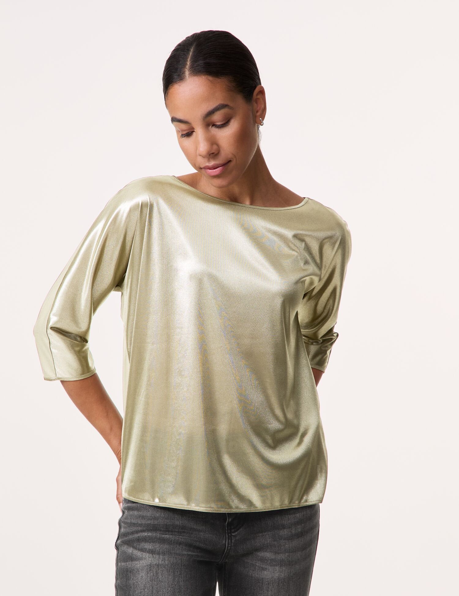 3/4-Sleeve Top In A Metallic Look_01