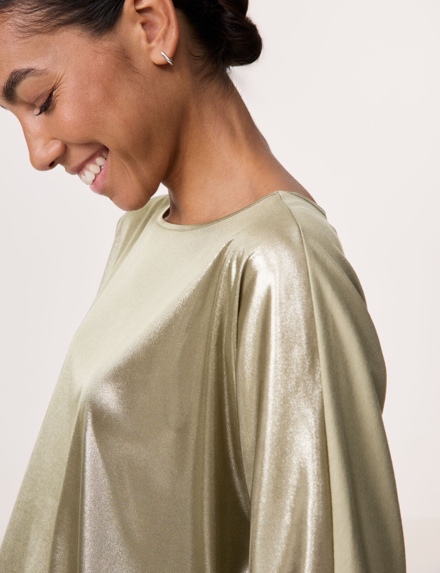 3/4-Sleeve Top In A Metallic Look_04